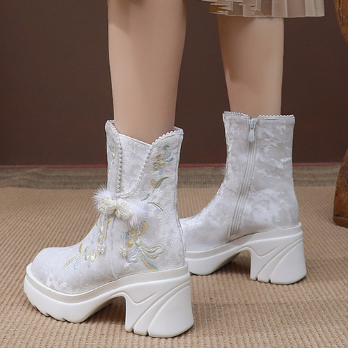 2025新款汉服鞋靴子民族风古风女短靴秋冬加绒刺绣花靴厚底松糕底