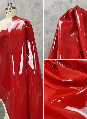 厚款极亮极滑镜面皮革 大红色亮面pu皮料 反光防水镜子软皮面料