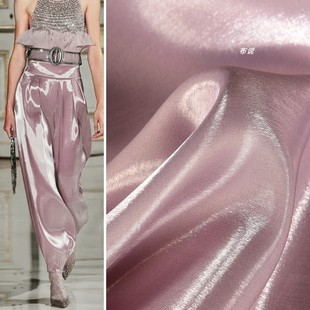 脏粉色液态水光缎面料-厚 金属感光泽水晶缎面超亮连衣裙裤子布料