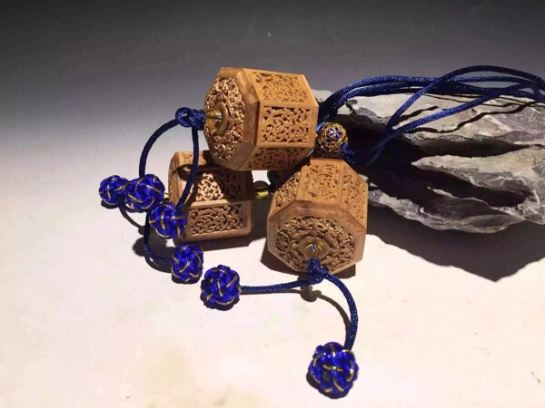 INDIAN OLD MOUNTAIN SANDALWOOD HOLLOW CAR HANGING SACHET EIGHT-SIDED EXQUISITE BOX. CONTAINS 16 SMALL BEADS OF LAOSHAN SANDALWOOD