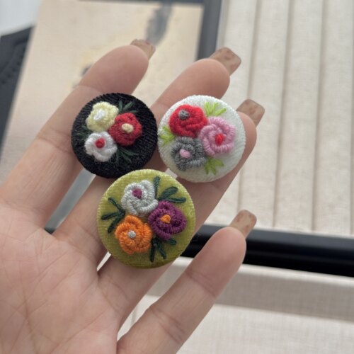 丝绒旗袍手工刺绣花朵纽扣