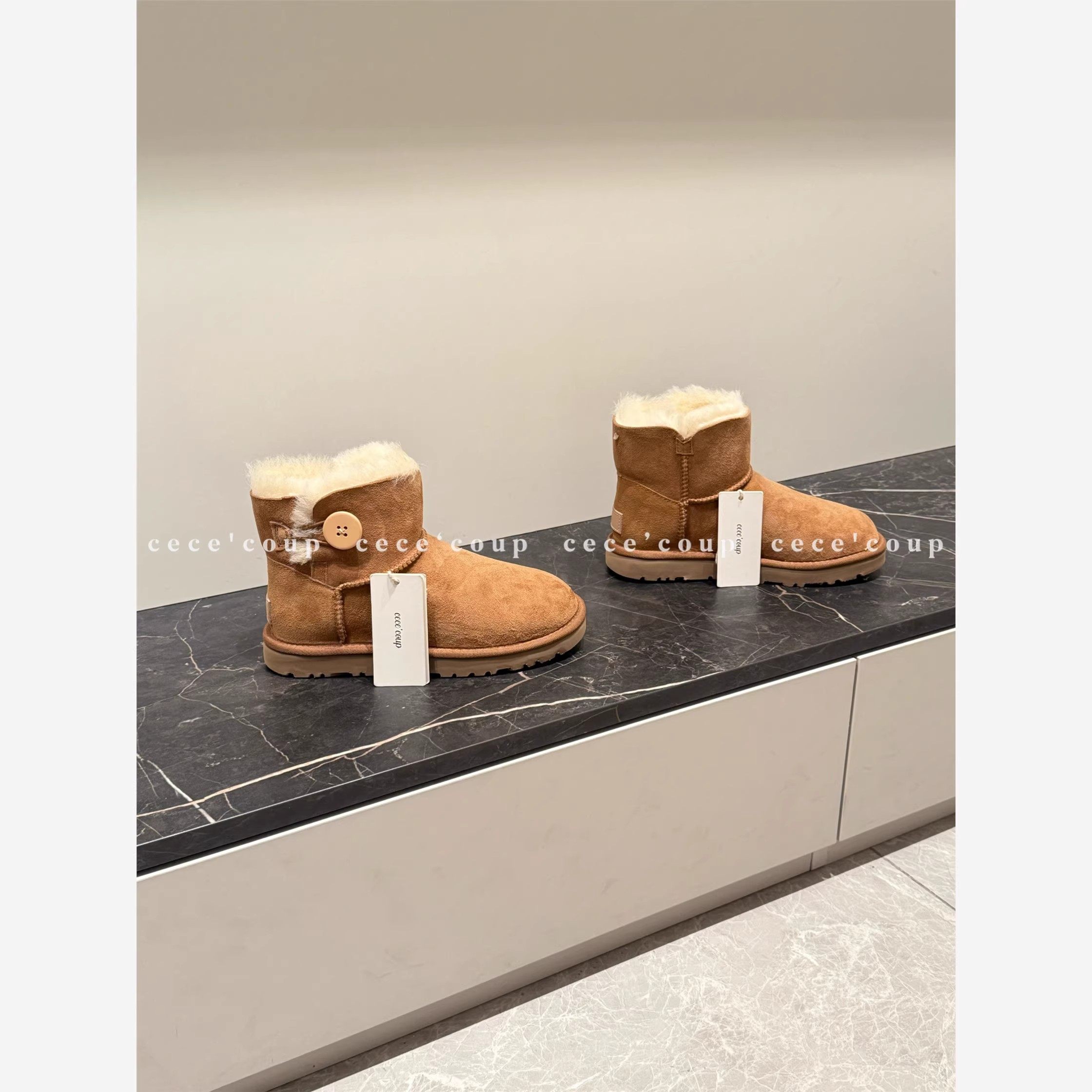 经典系列！25 新品 25FW 羊皮毛一体一粒扣雪地靴女,女鞋,时尚雪地靴,淘宝优惠券,粉丝福利购,淘宝优惠卷