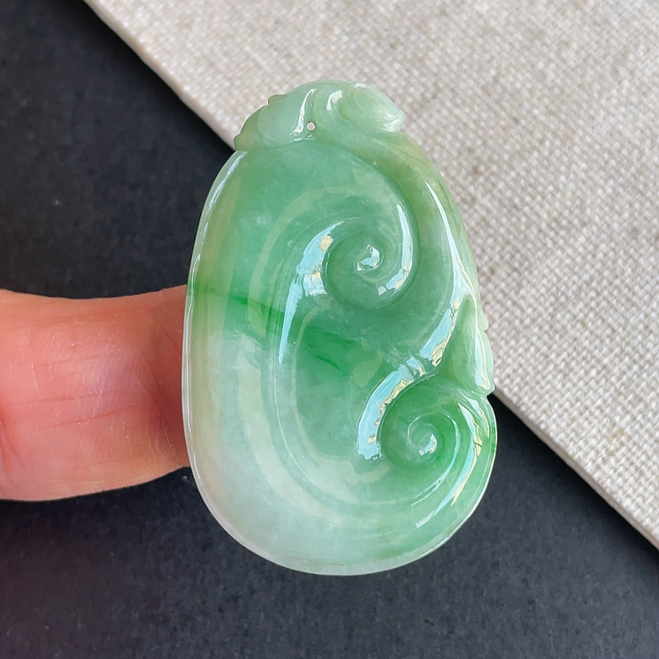冰糯种飘阳绿天然翡翠如意吊坠
