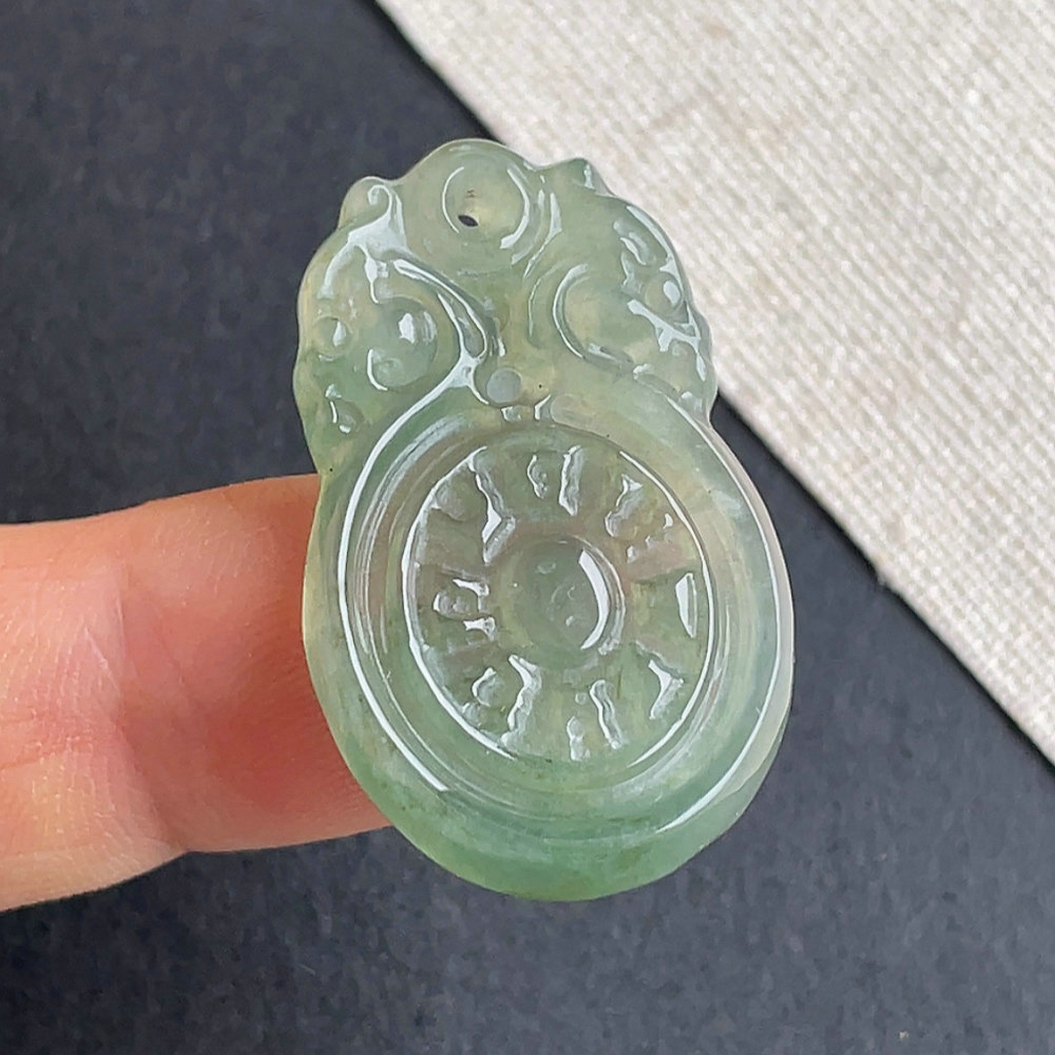 天然缅甸翡翠冰种满绿双龙珠吊坠