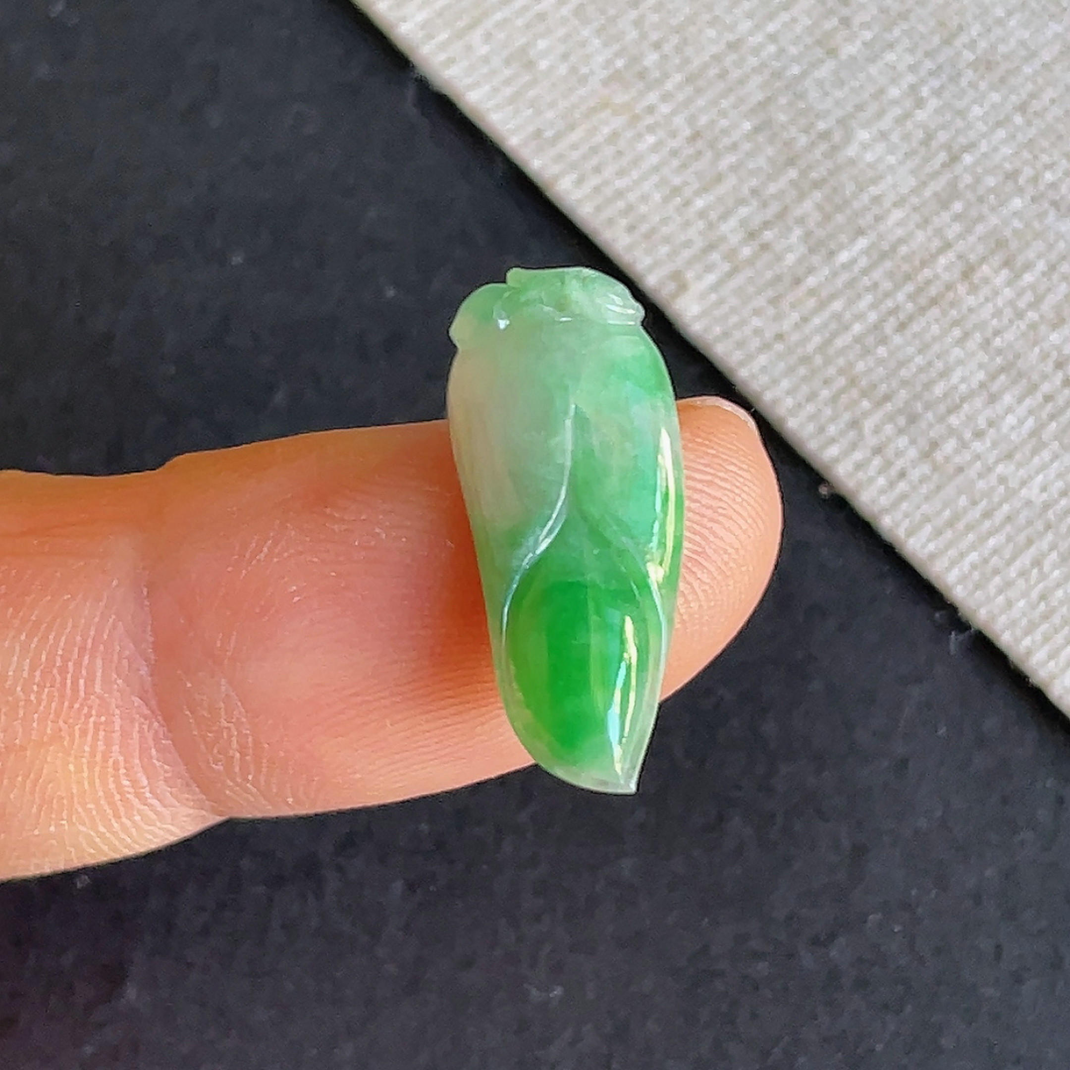 天然缅甸翡翠飘阳绿兰花吊坠