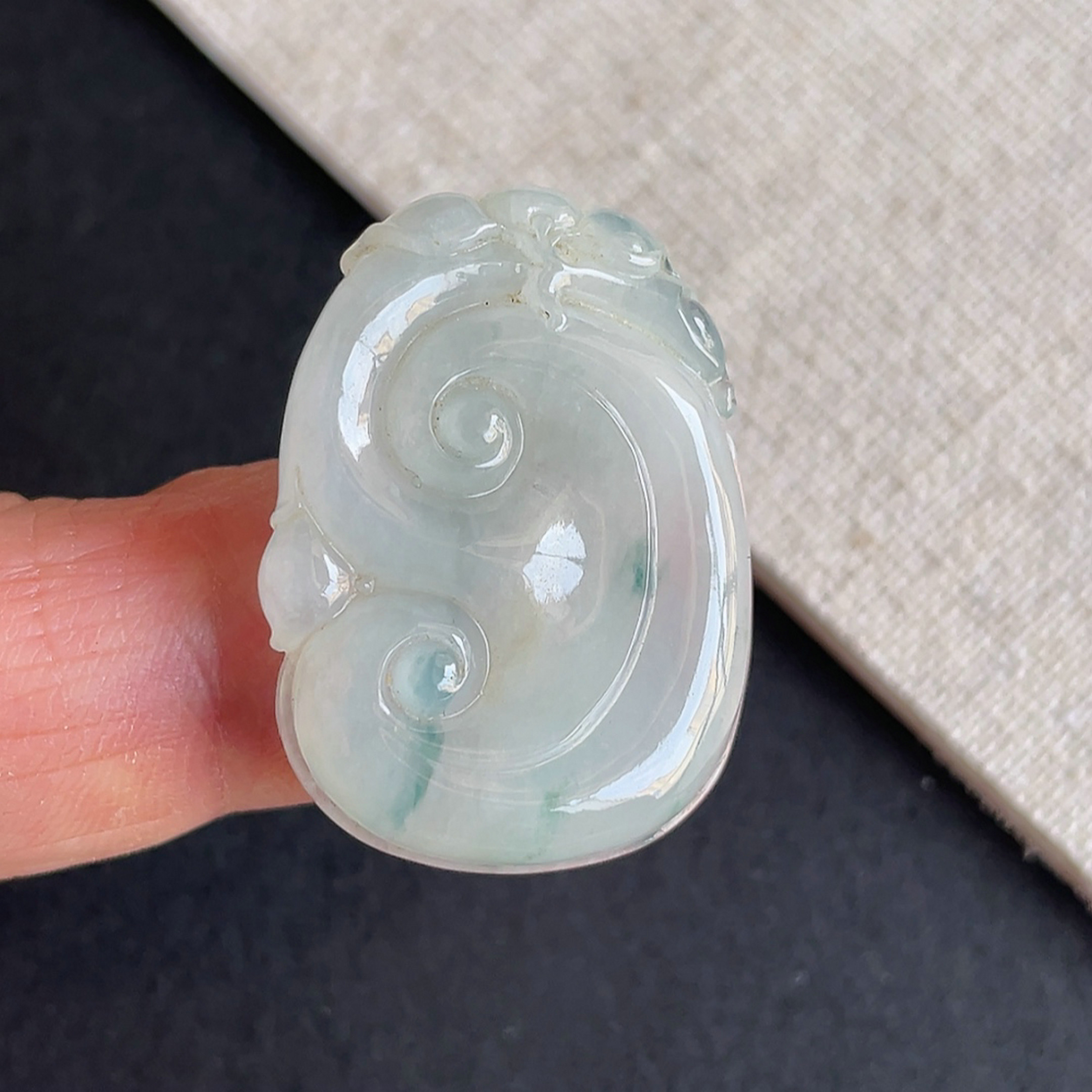 冰糯种翡翠飘花如意吊坠保平安