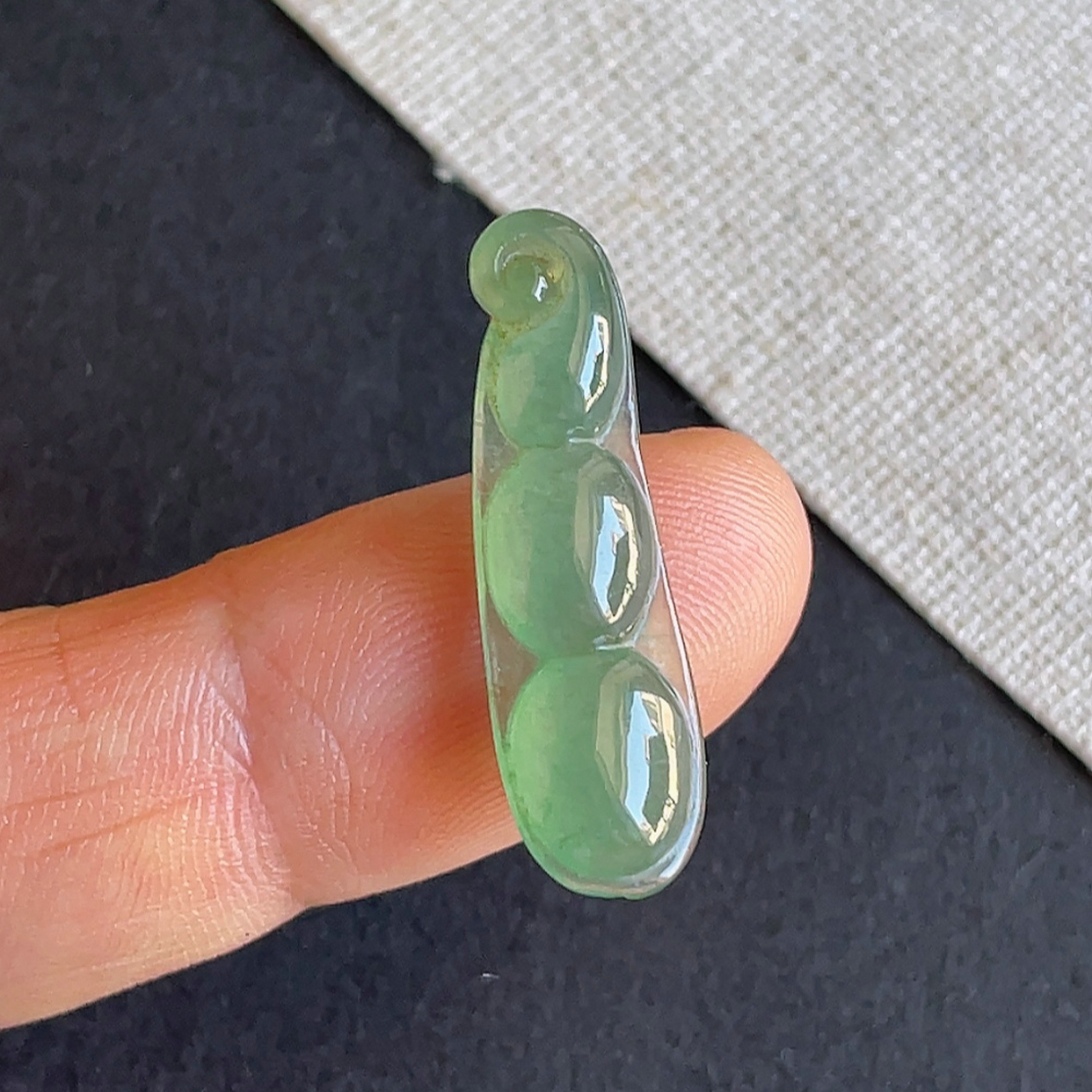 天然缅甸翡翠冰种满绿四季豆吊坠