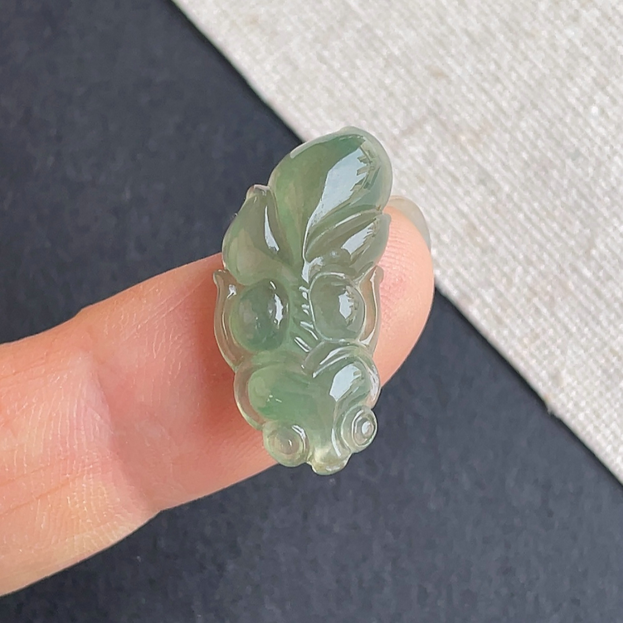 缅甸翡翠a货冰种满绿翡翠鱼吊坠
