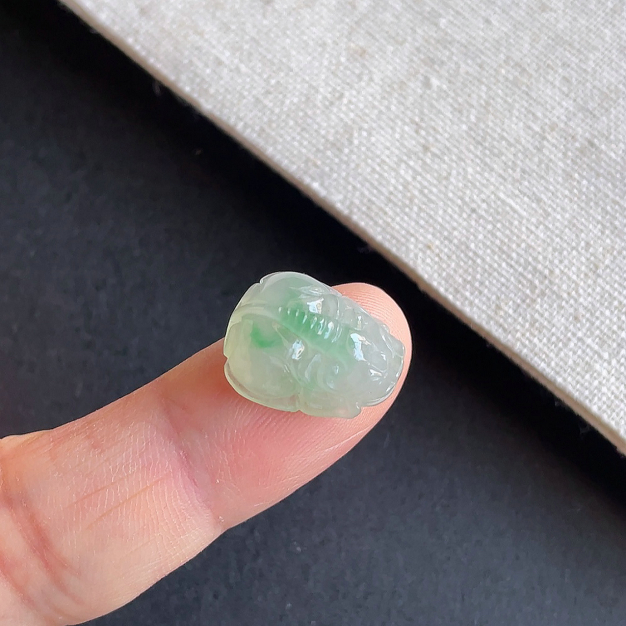 缅甸天然翡翠老坑飘阳绿金蟾戒面
