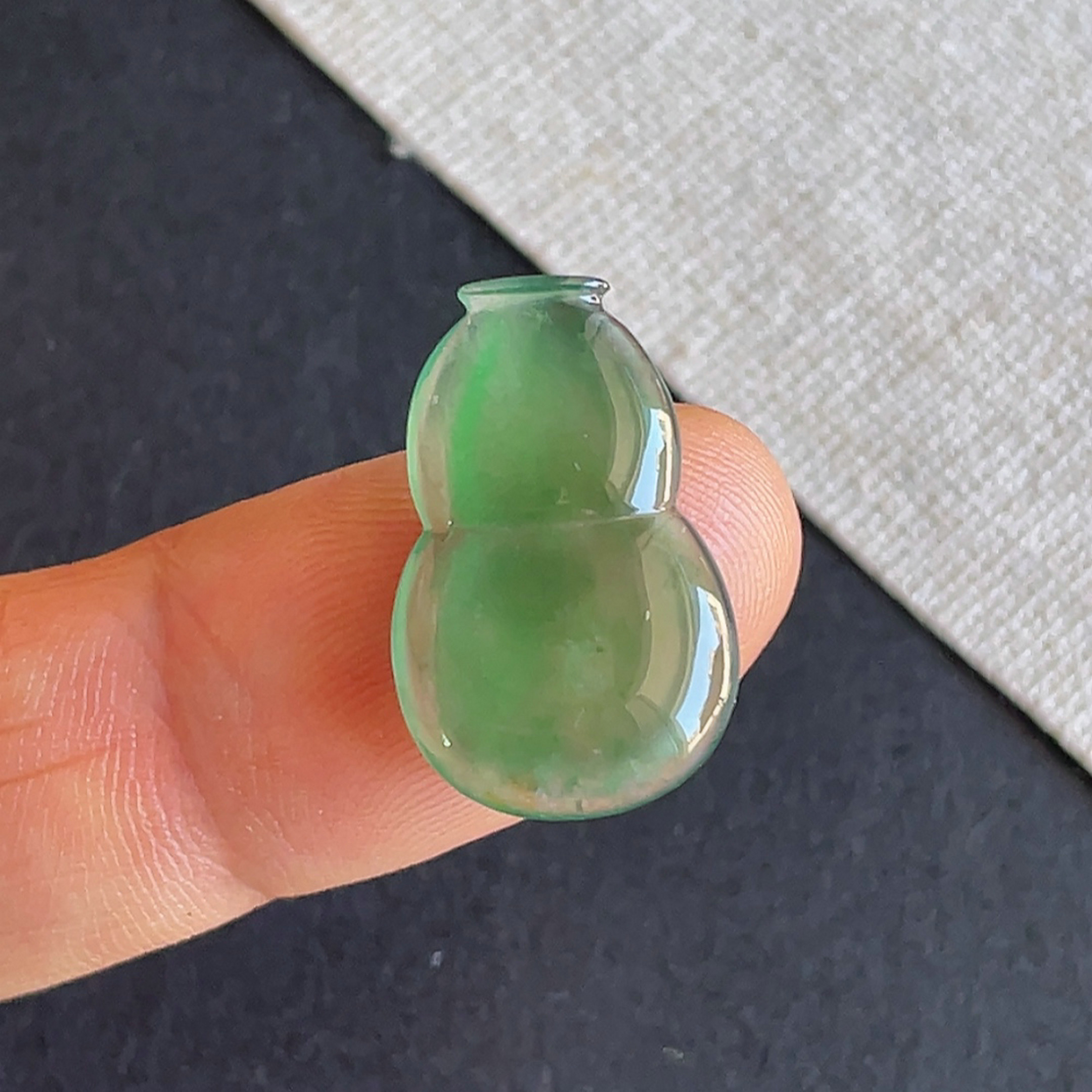 天然缅甸翡翠冰种阳绿葫芦戒面