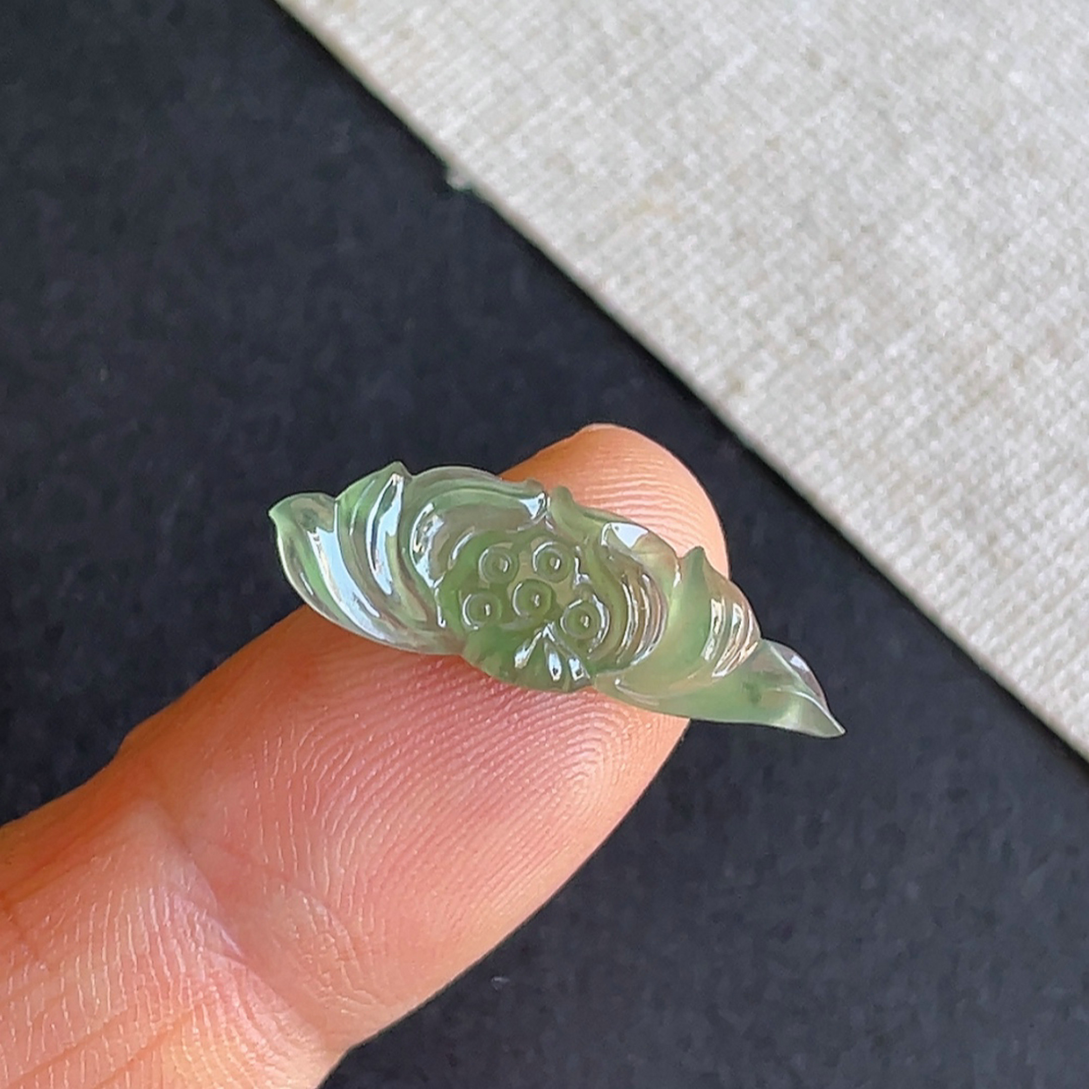 天然缅甸翡翠冰种满绿莲花戒面