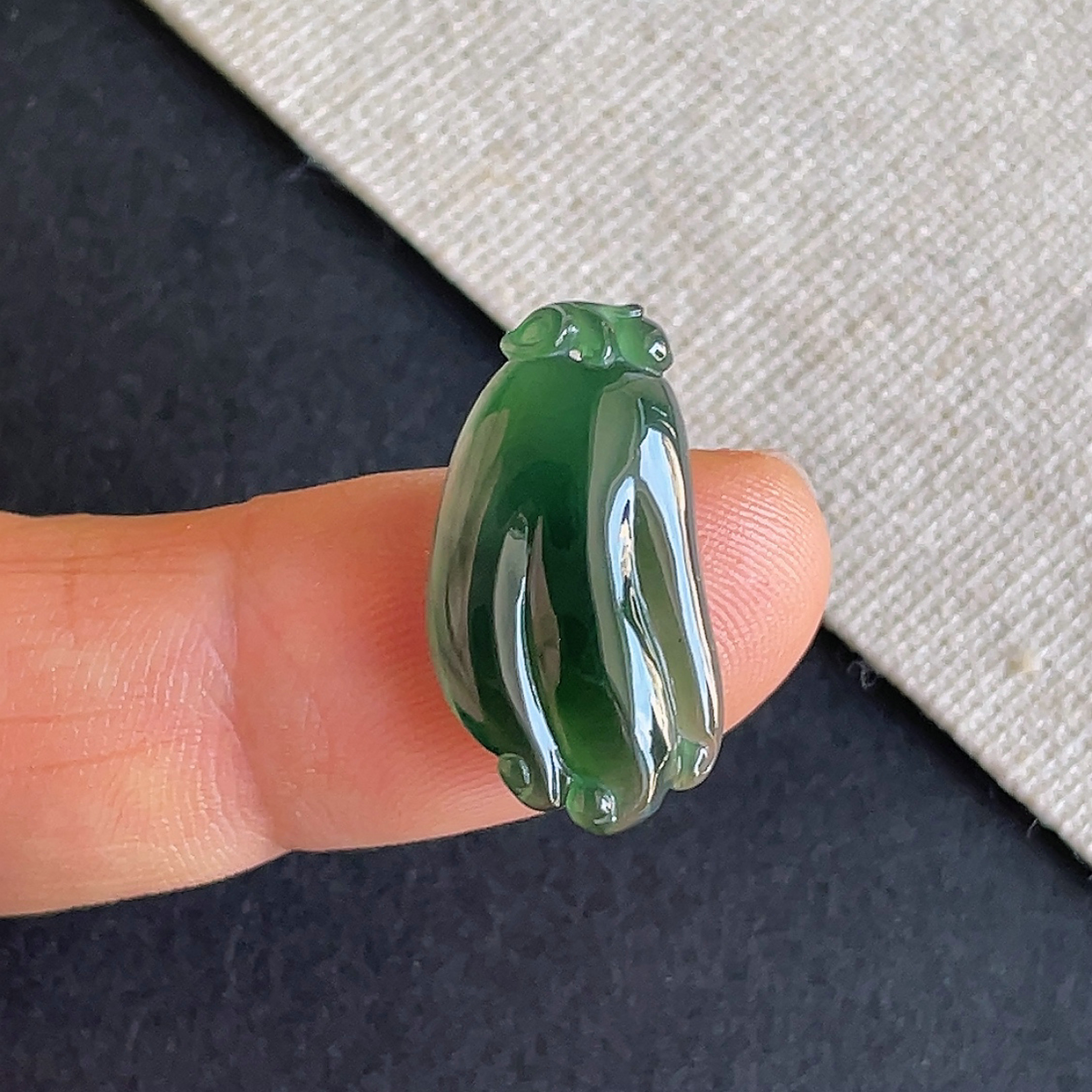 天然翡翠a货冰种辣绿佛手吊坠