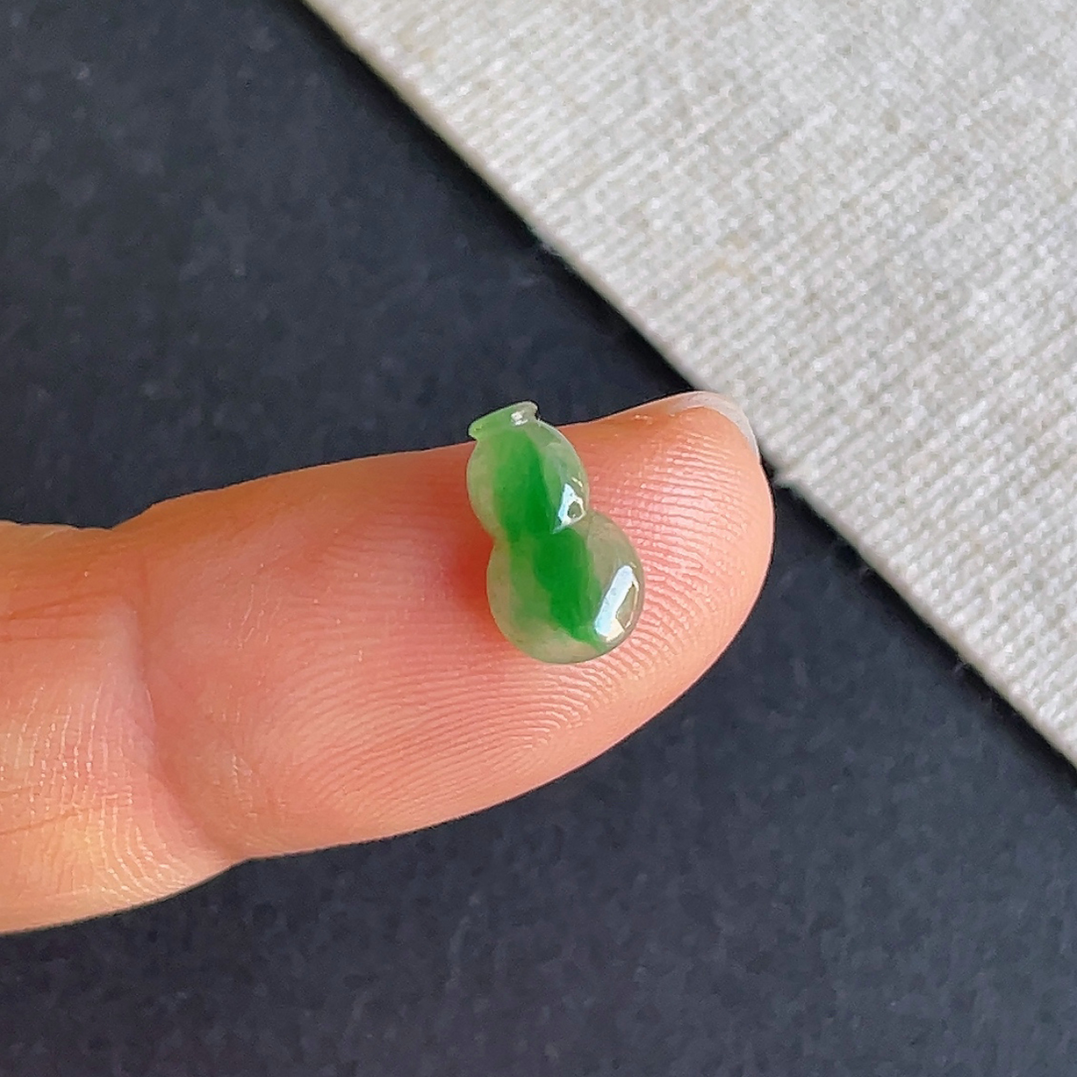 天然翡翠a货冰种飘阳绿葫芦戒面 缅甸玉石送证书 金晶翡翠