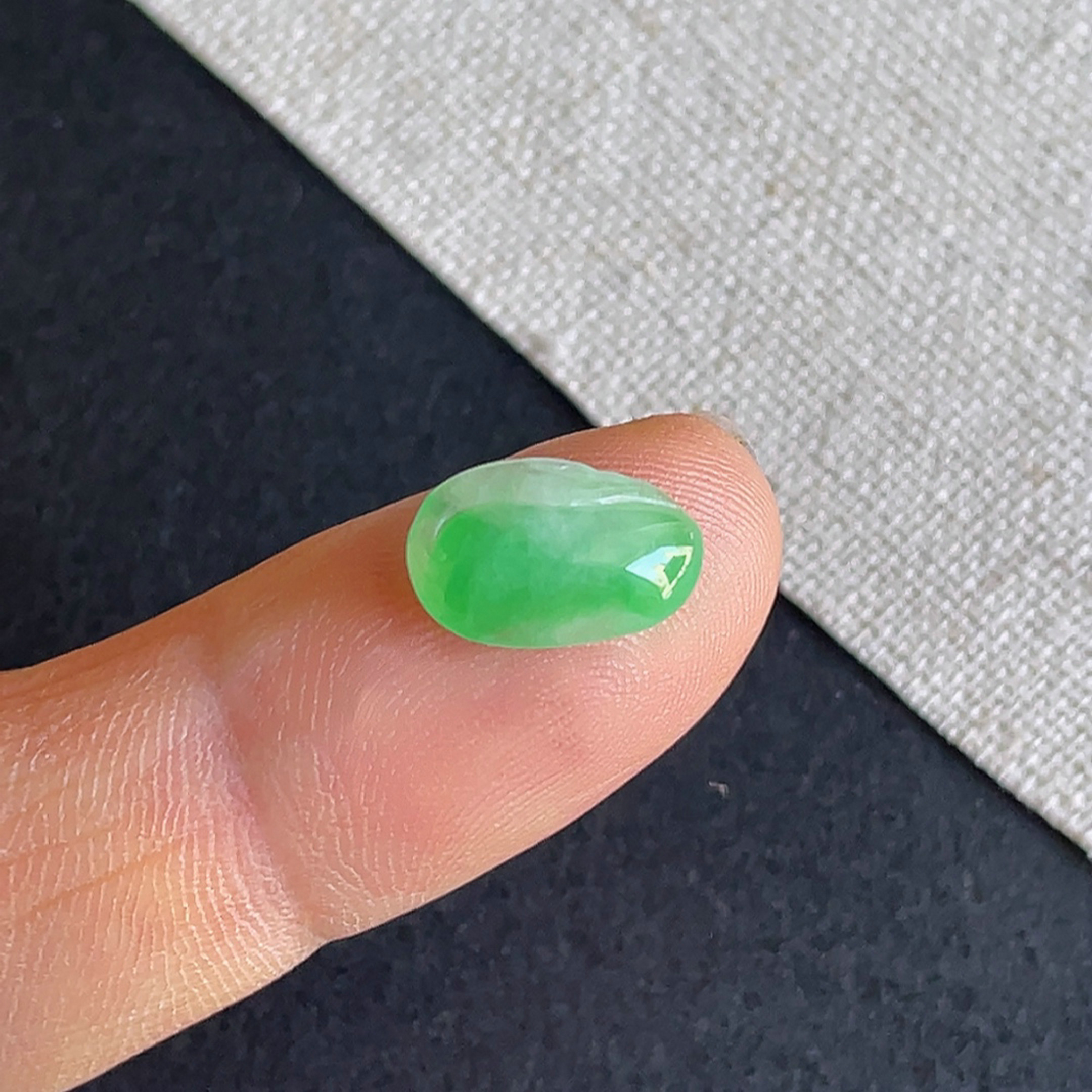 冰种飘阳绿天鹅戒面缅甸翡翠a货