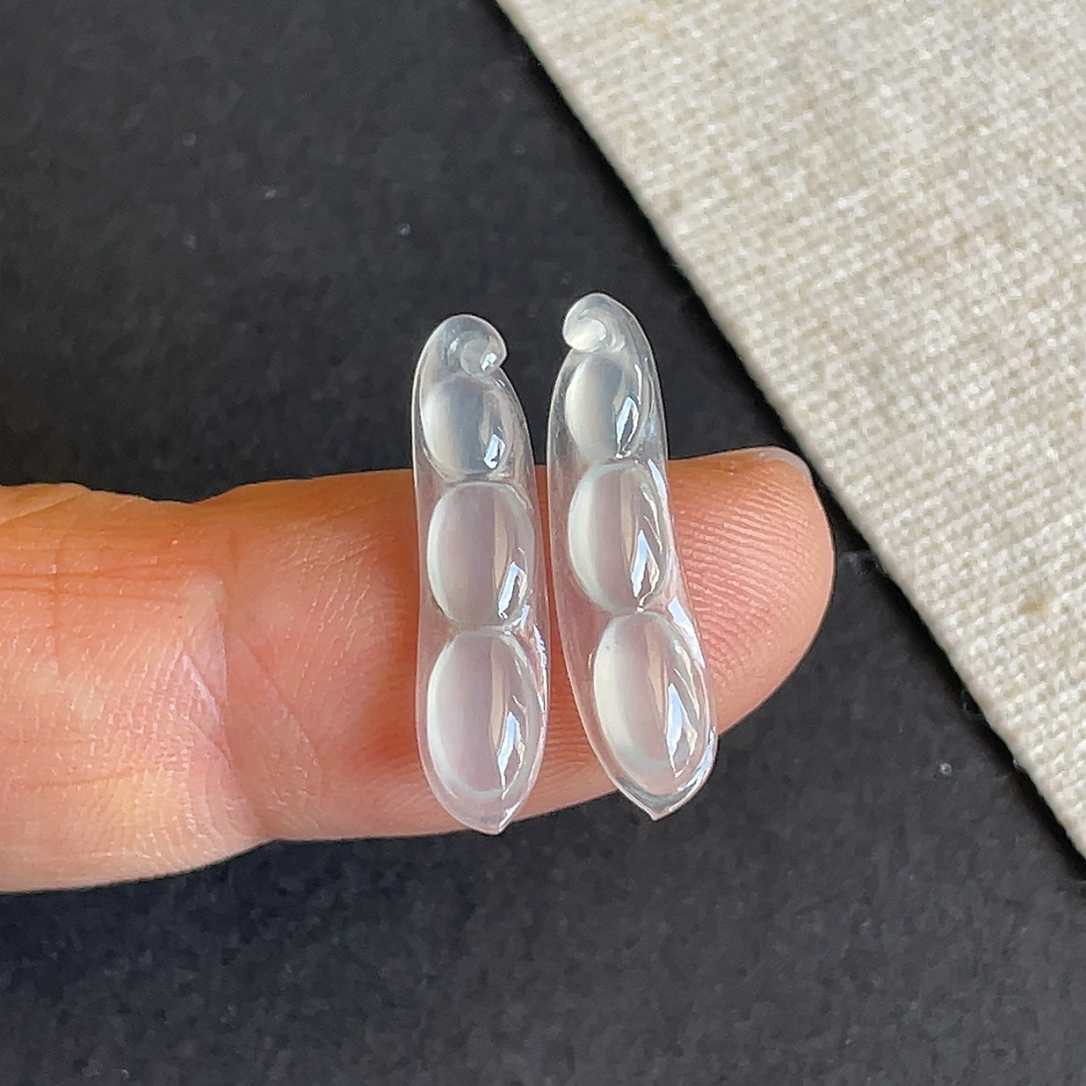 天然缅甸翡翠冰种四季豆耳坠一对