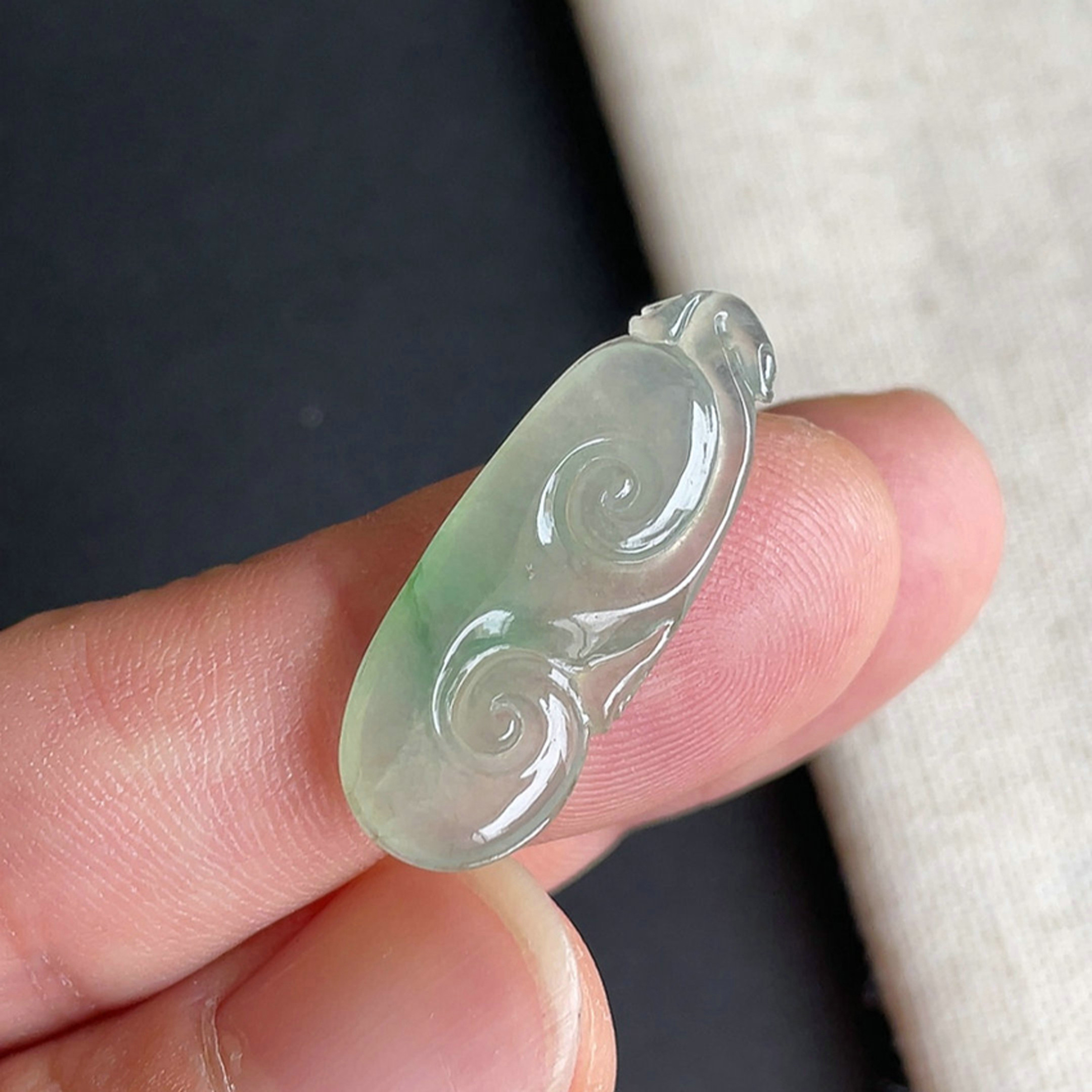 冰种飘阳绿如意吊坠缅甸翡翠A货
