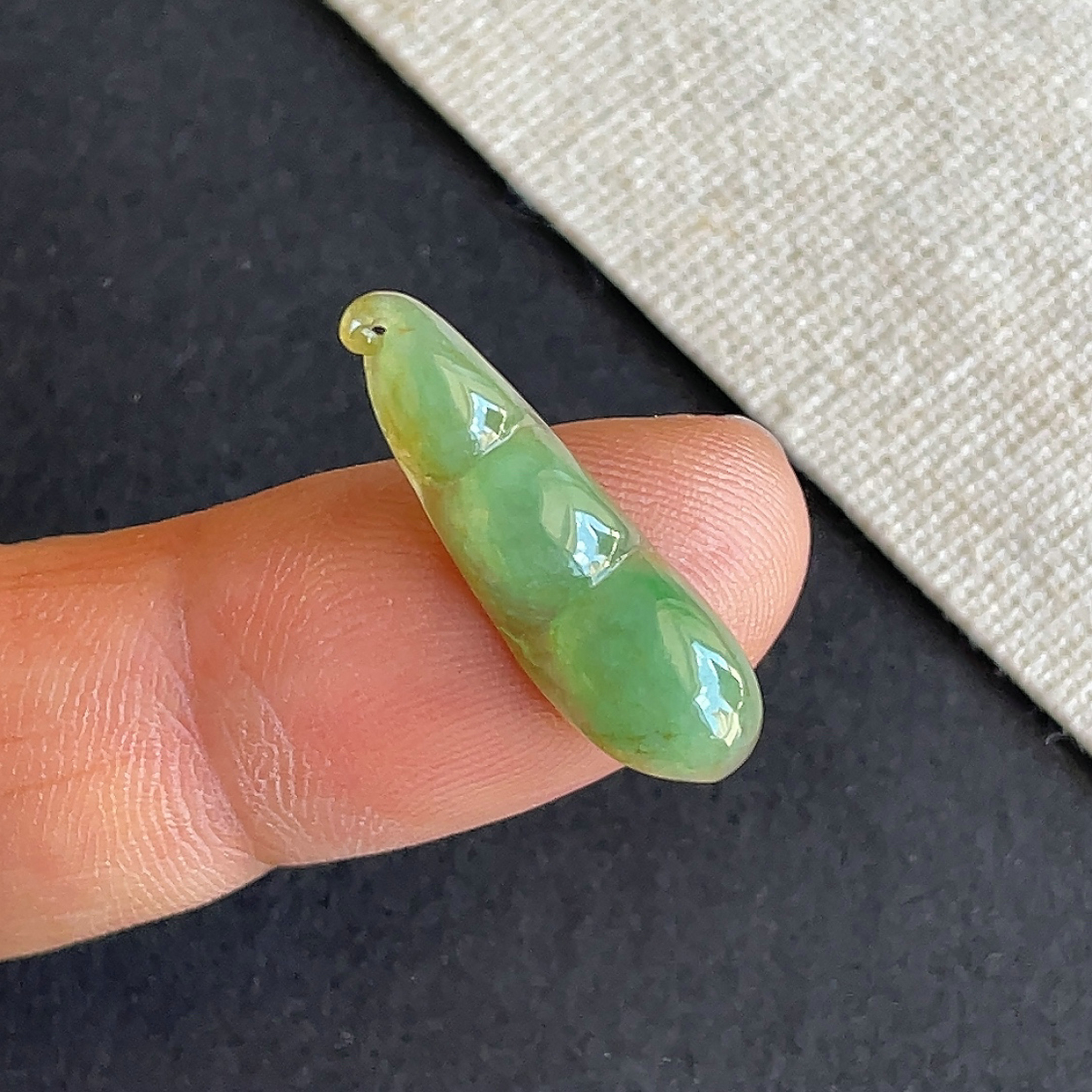 缅甸翡翠冰糯种满绿四季豆吊坠