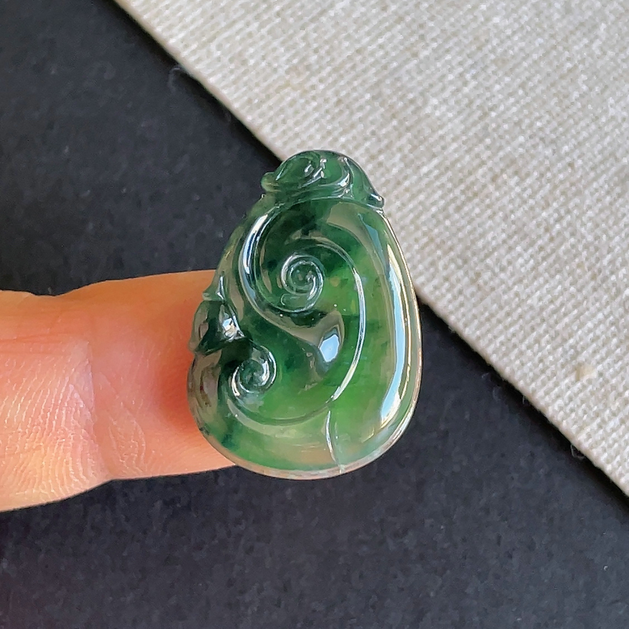 天然缅甸翡翠冰种满绿如意吊坠