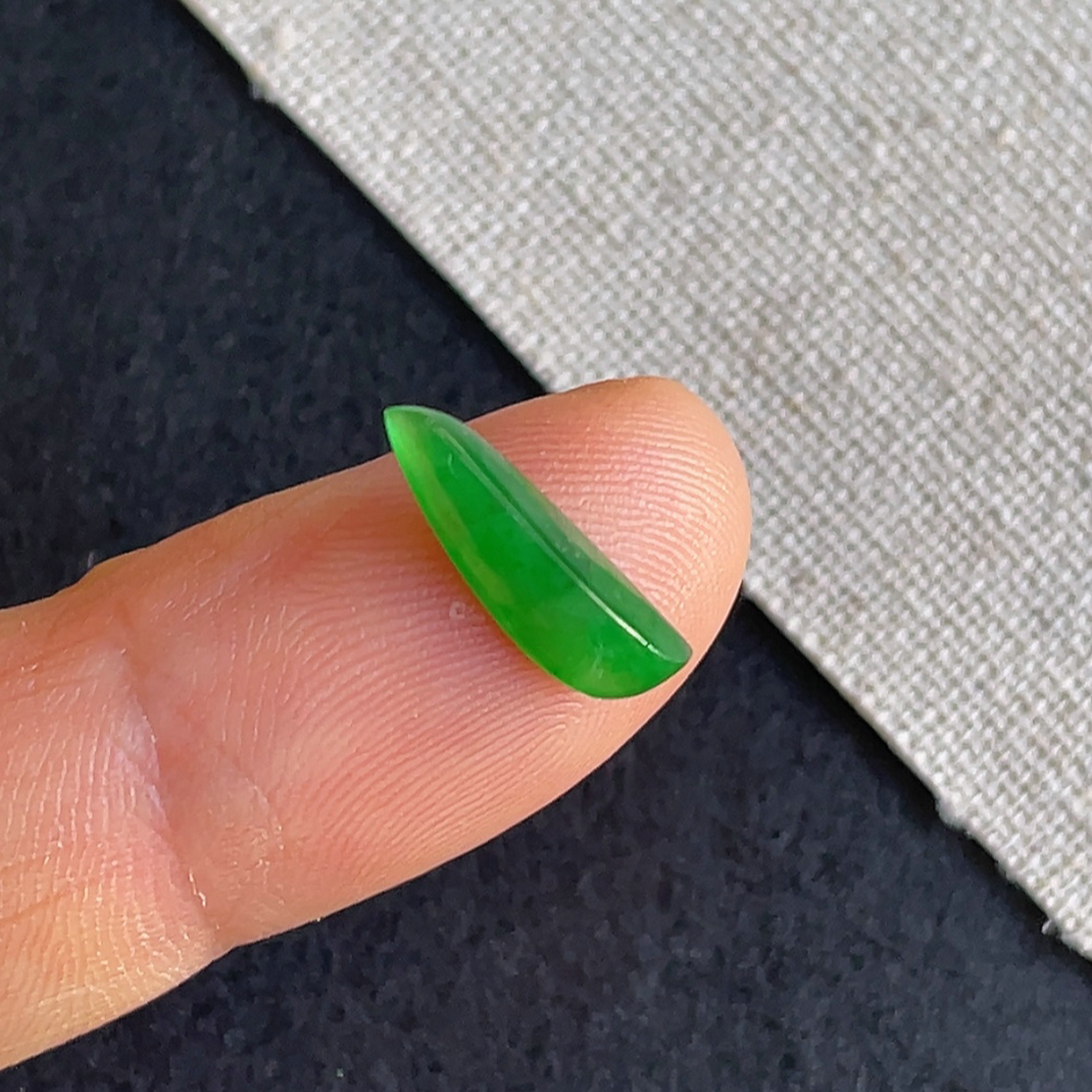 缅甸翡翠a货冰种阳绿随形戒面