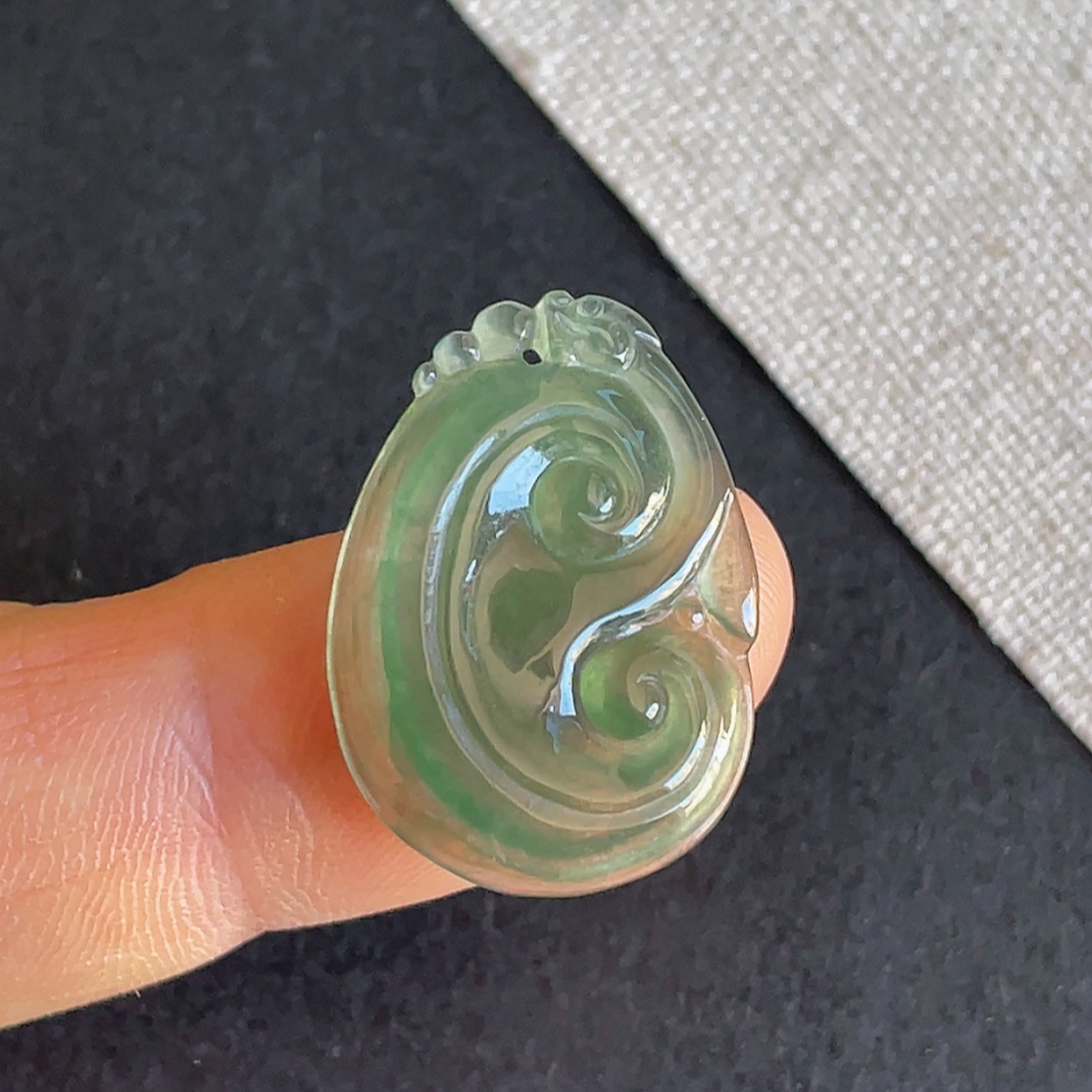 缅甸翡翠a货冰种满绿如意吊坠