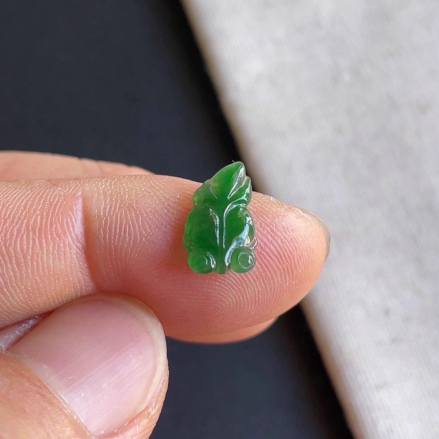 0826-1天然老坑冰种辣绿翡翠金鱼戒面 翡翠A货送证书～金晶翡翠