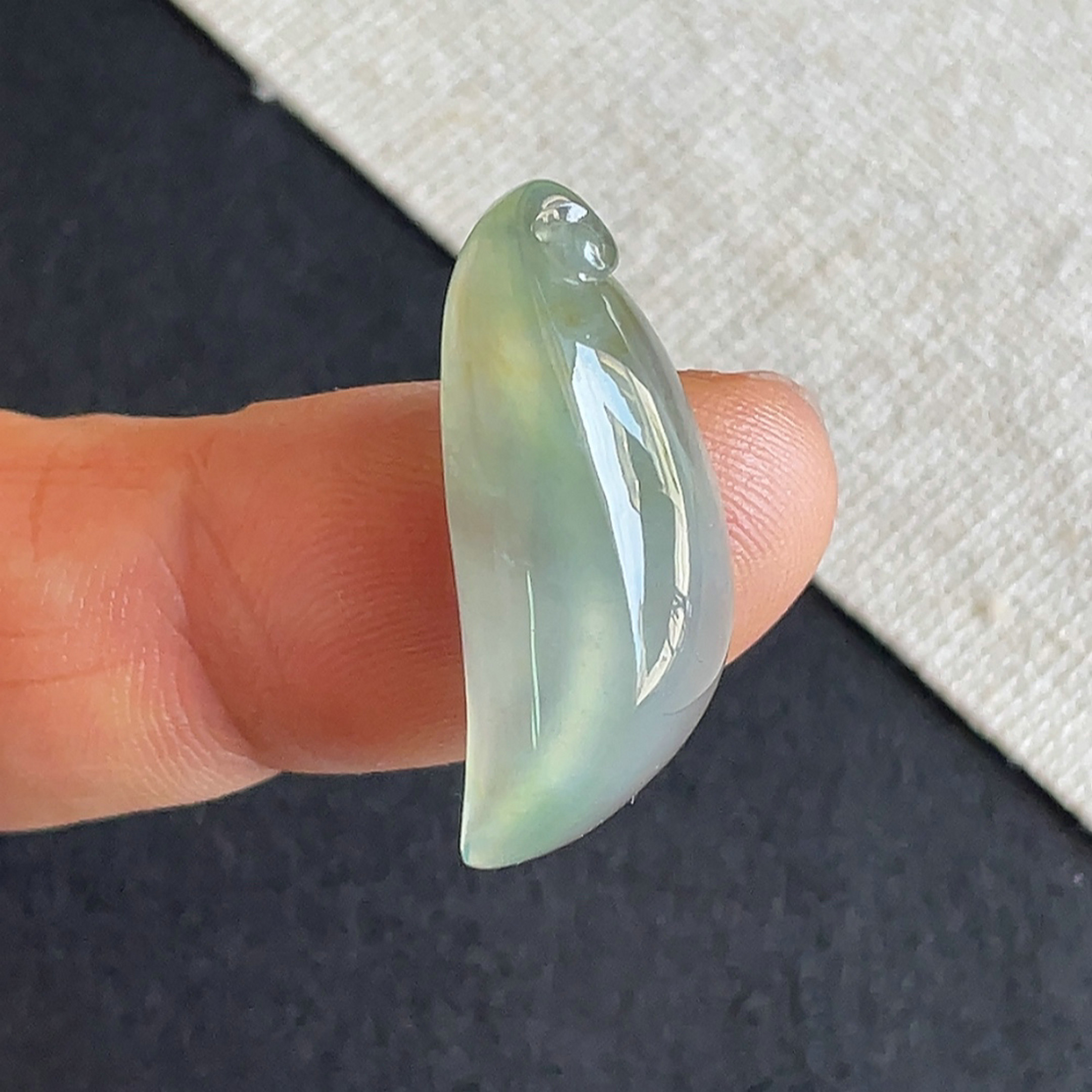 翡翠a货冰种飘黄翡翠随形吊坠