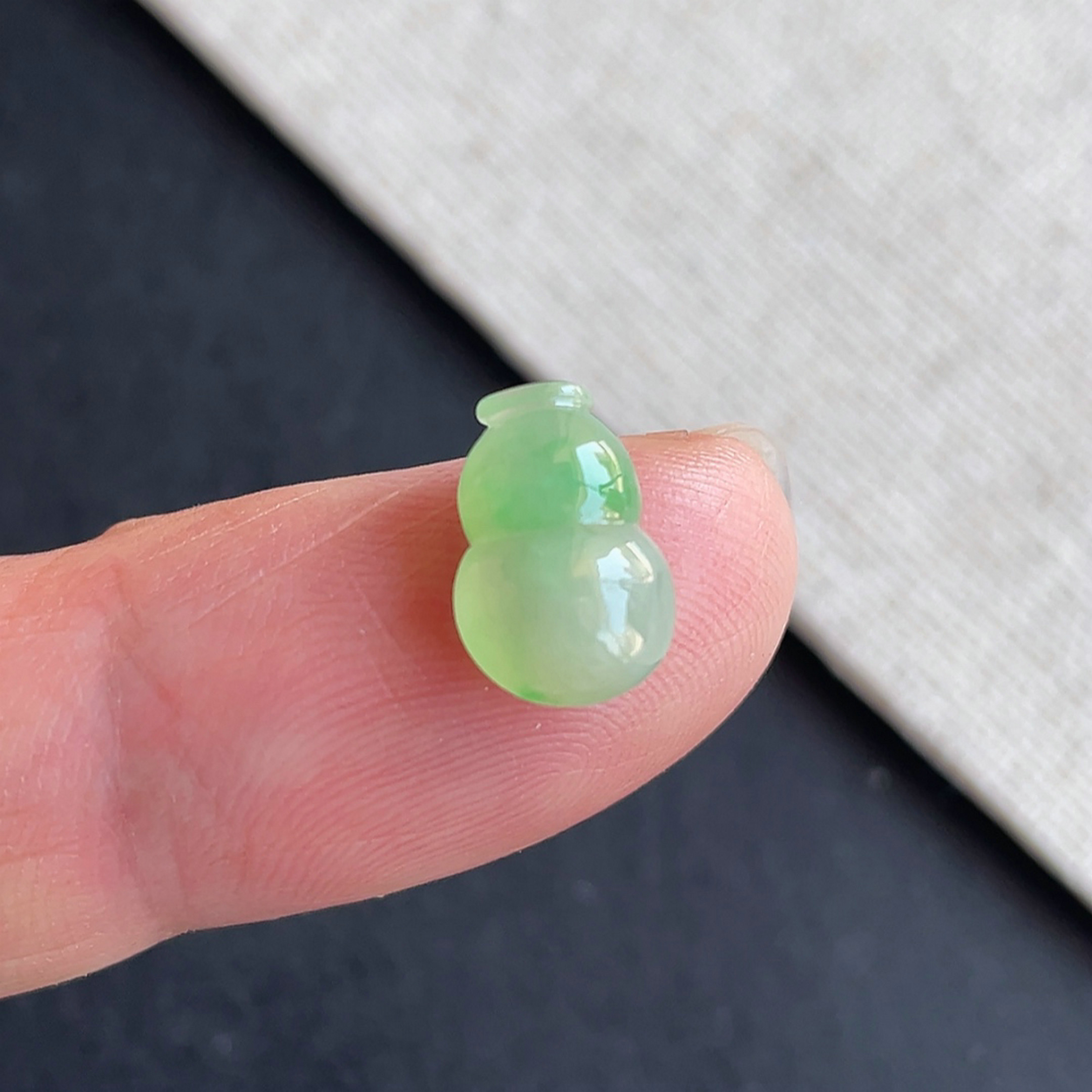 天然翡翠A货冰种飘阳绿葫芦戒面