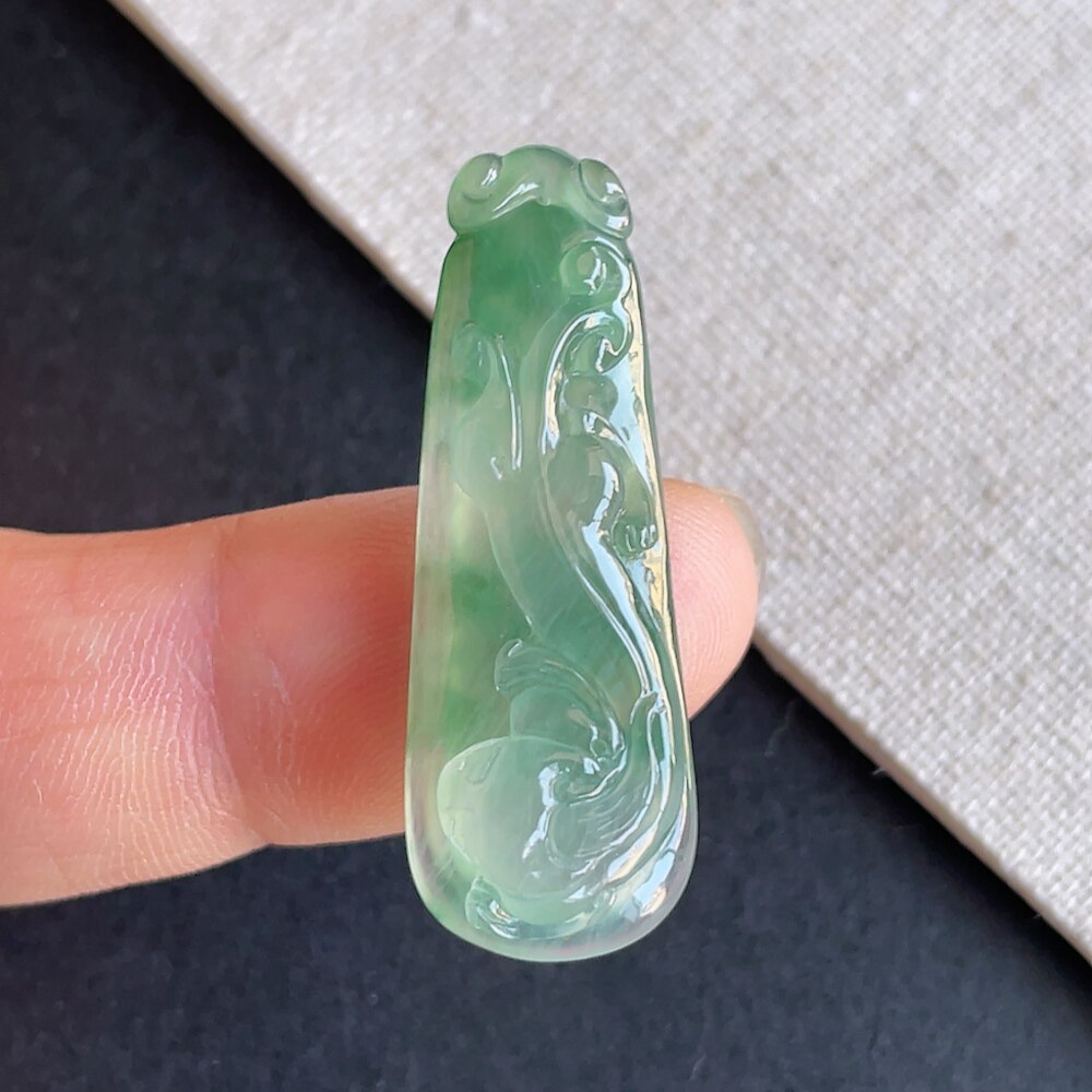 冰种起胶飘绿翡翠龙牌吊坠