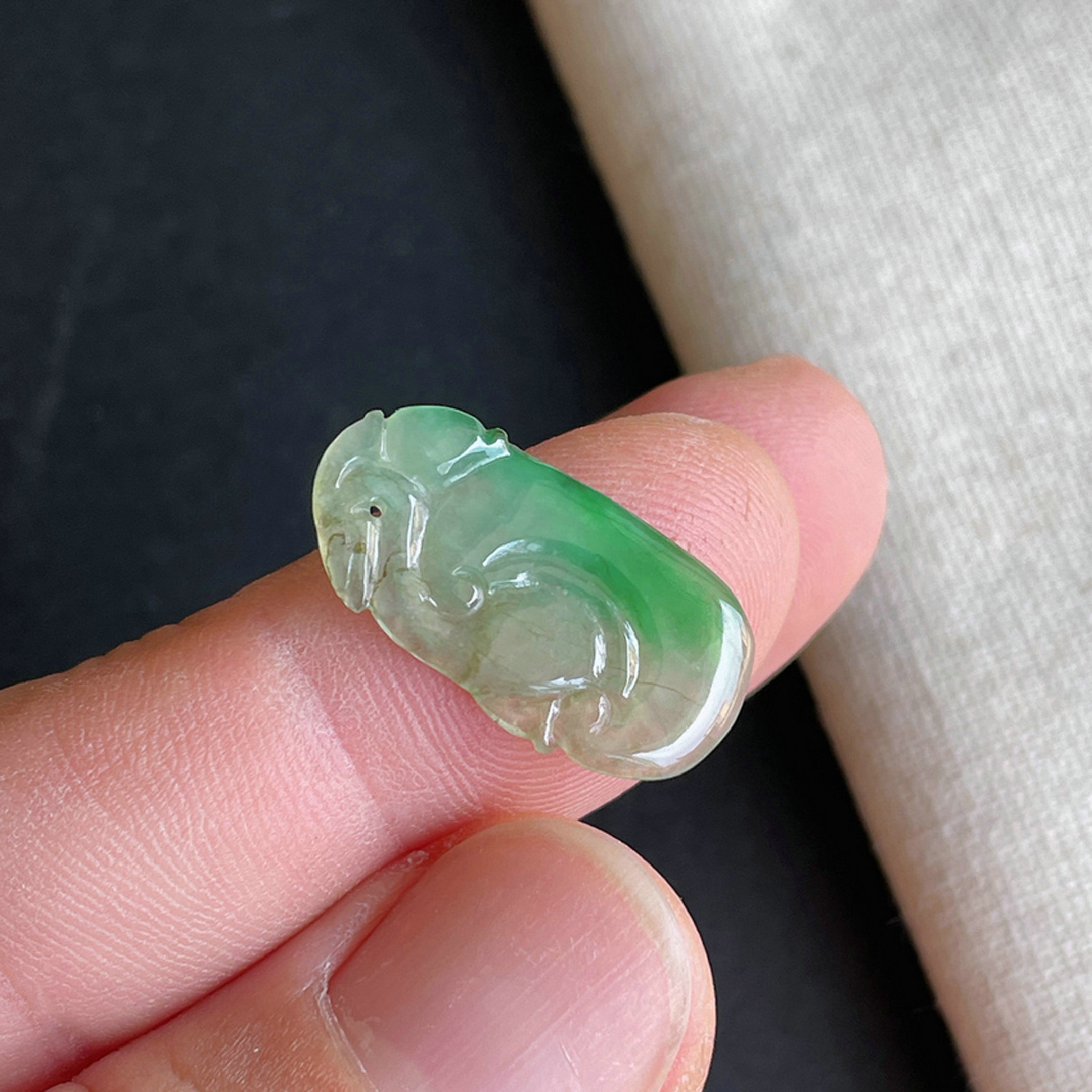 冰种带阳绿如意吊坠缅甸翡翠A货