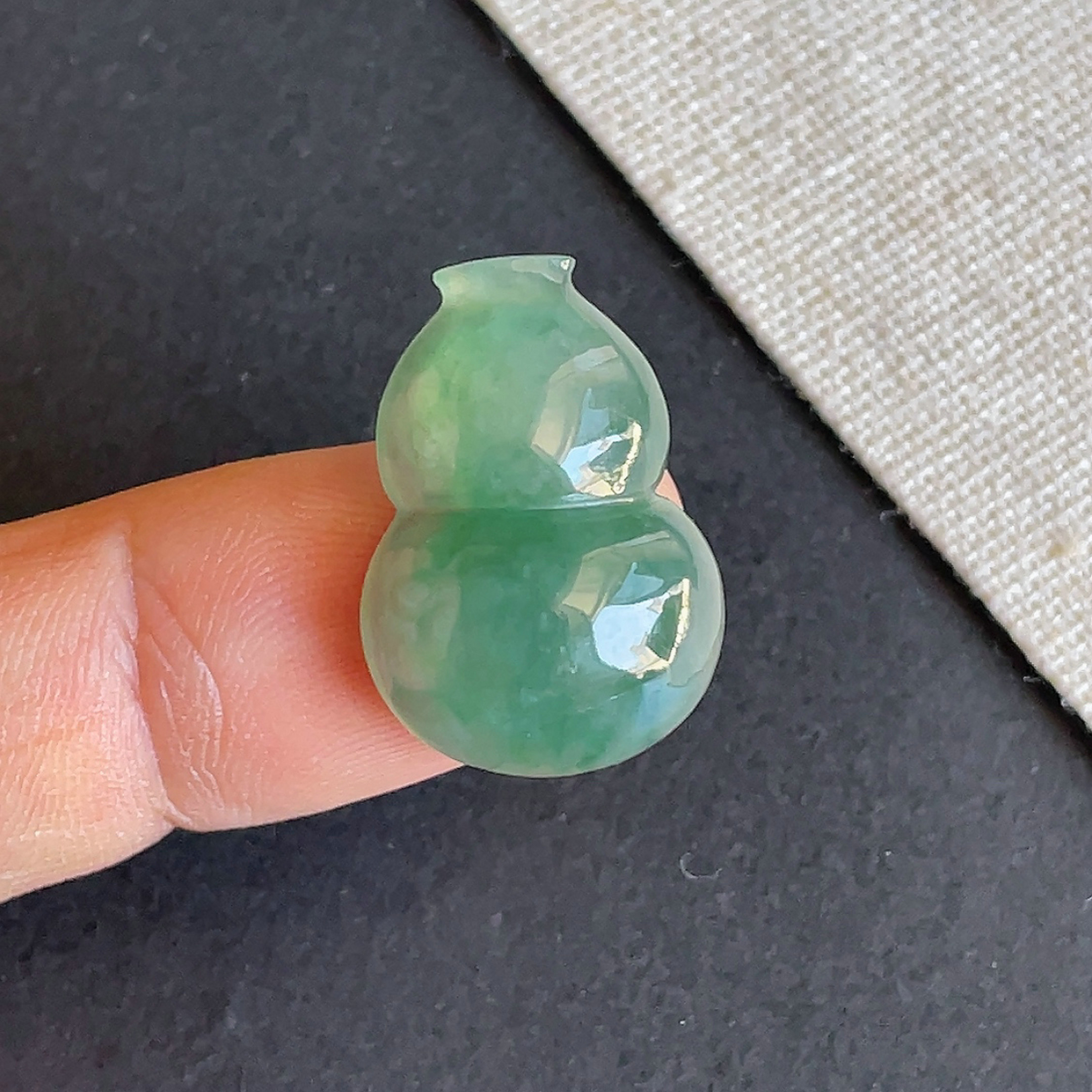 天然缅甸翡翠冰糯种满色葫芦戒面