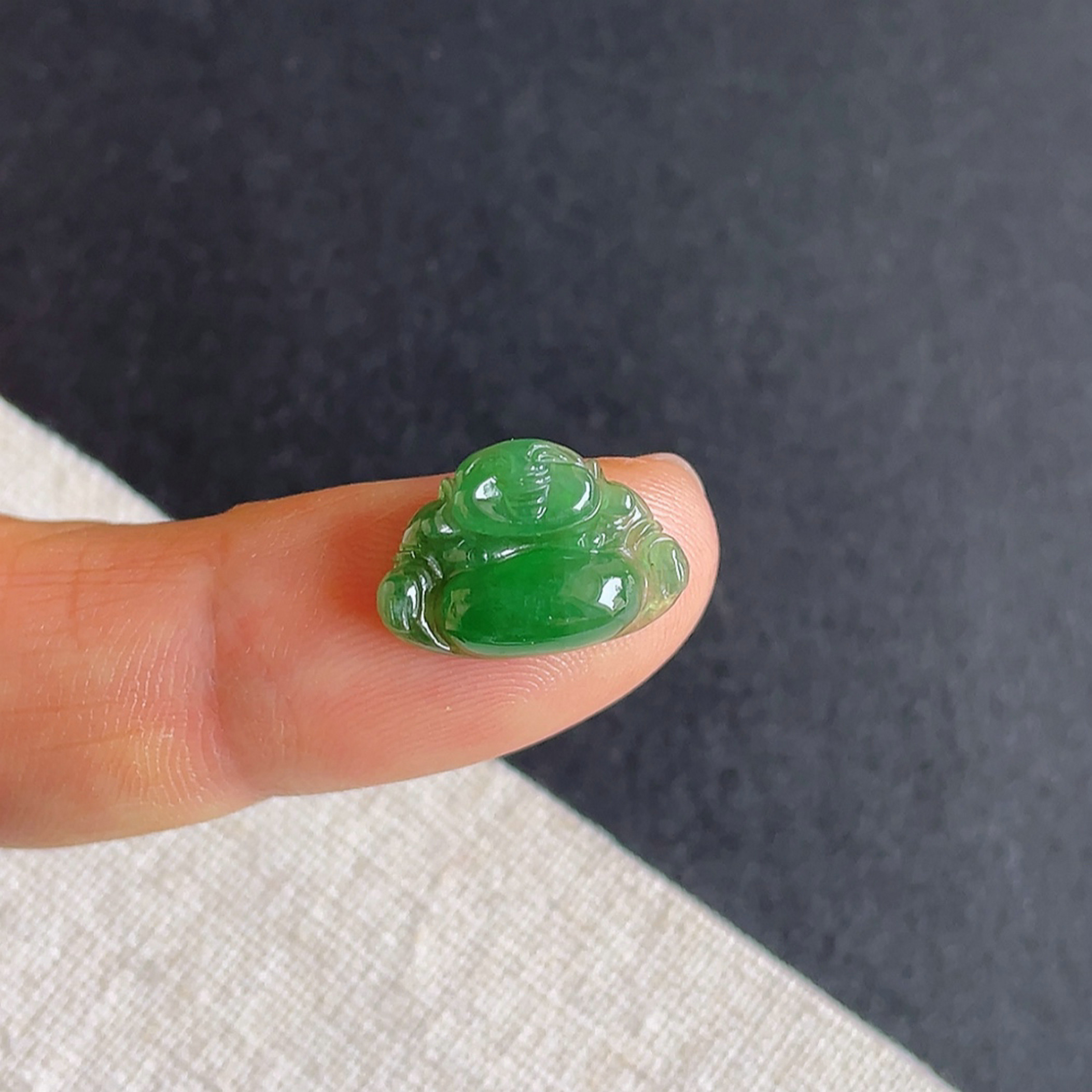 缅甸翡翠a货冰种满绿佛公戒面