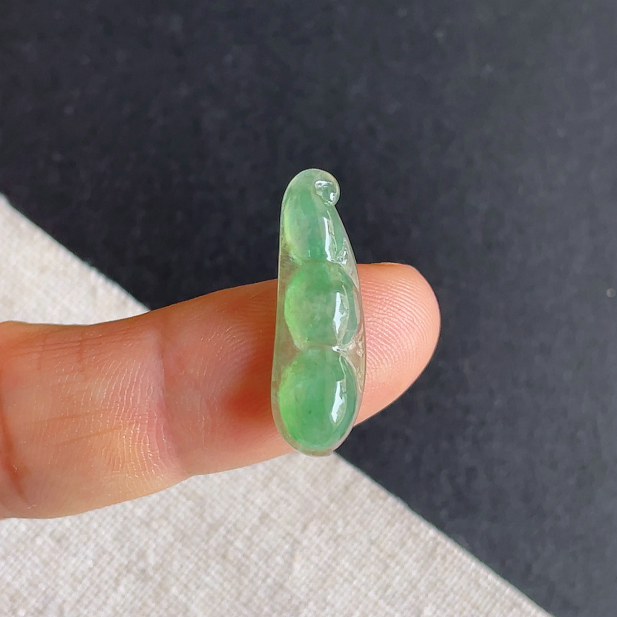 缅甸翡翠a货冰种阳绿四季豆吊坠
