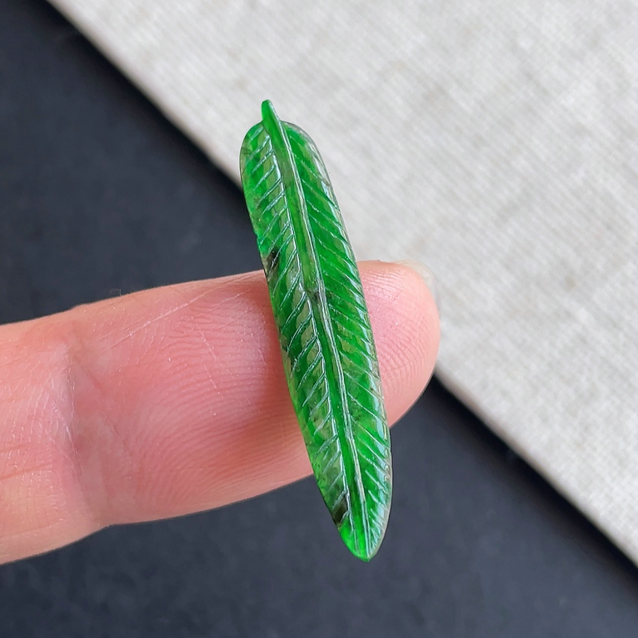 翡翠A货冰种阳绿翡翠羽毛吊坠