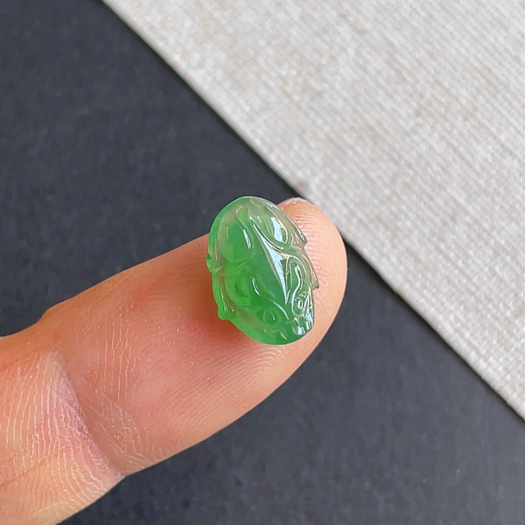 天然翡翠a货冰种阳绿金蟾戒面