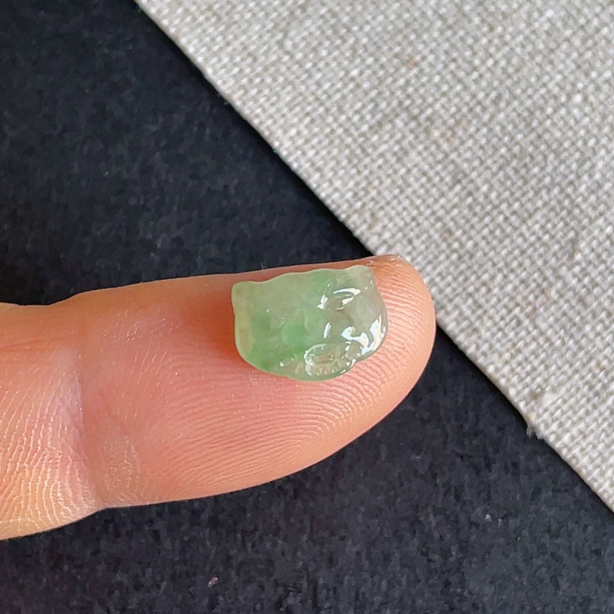 缅甸翡翠a货冰种飘阳绿虎头戒面