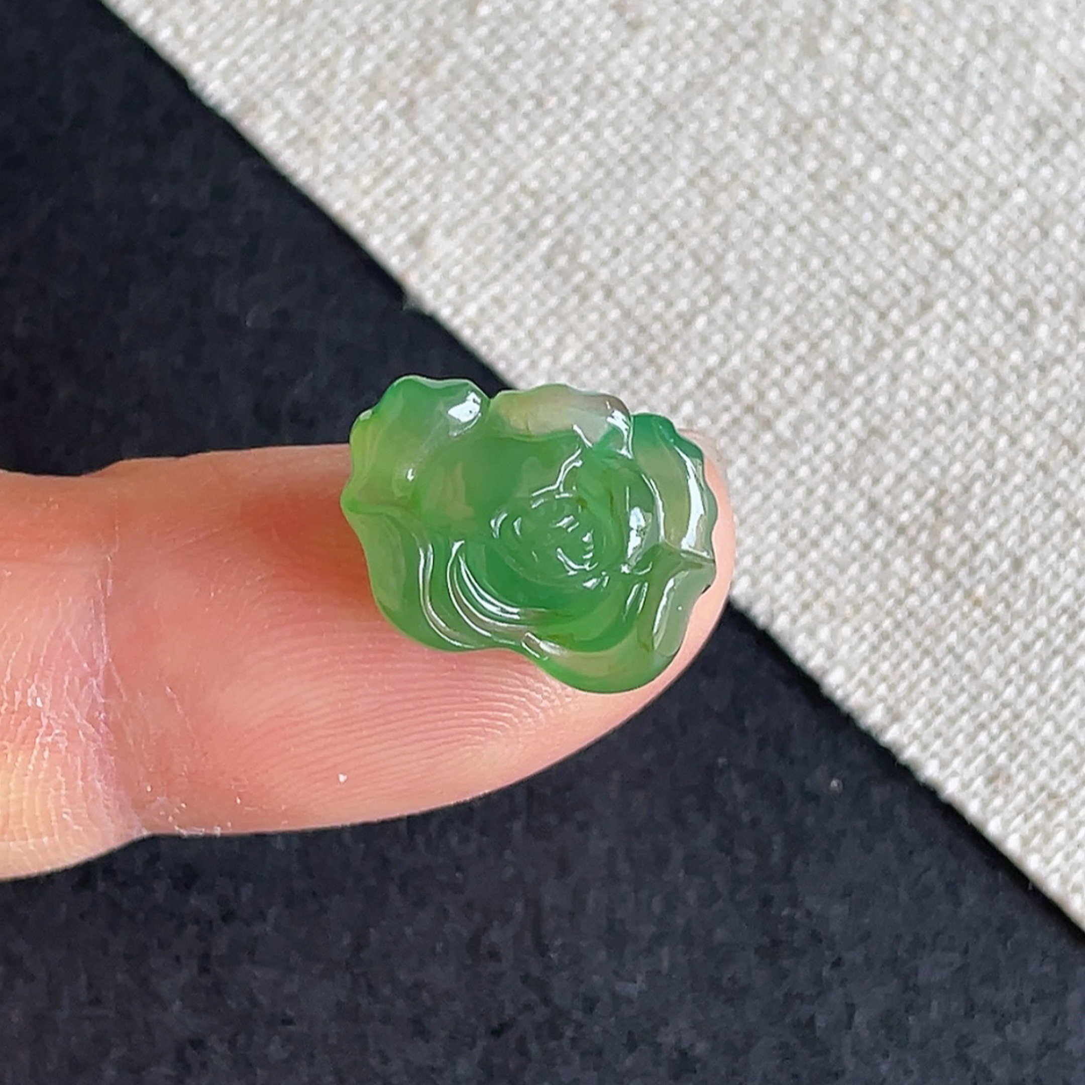 翡翠老坑冰种阳绿花开富贵戒面