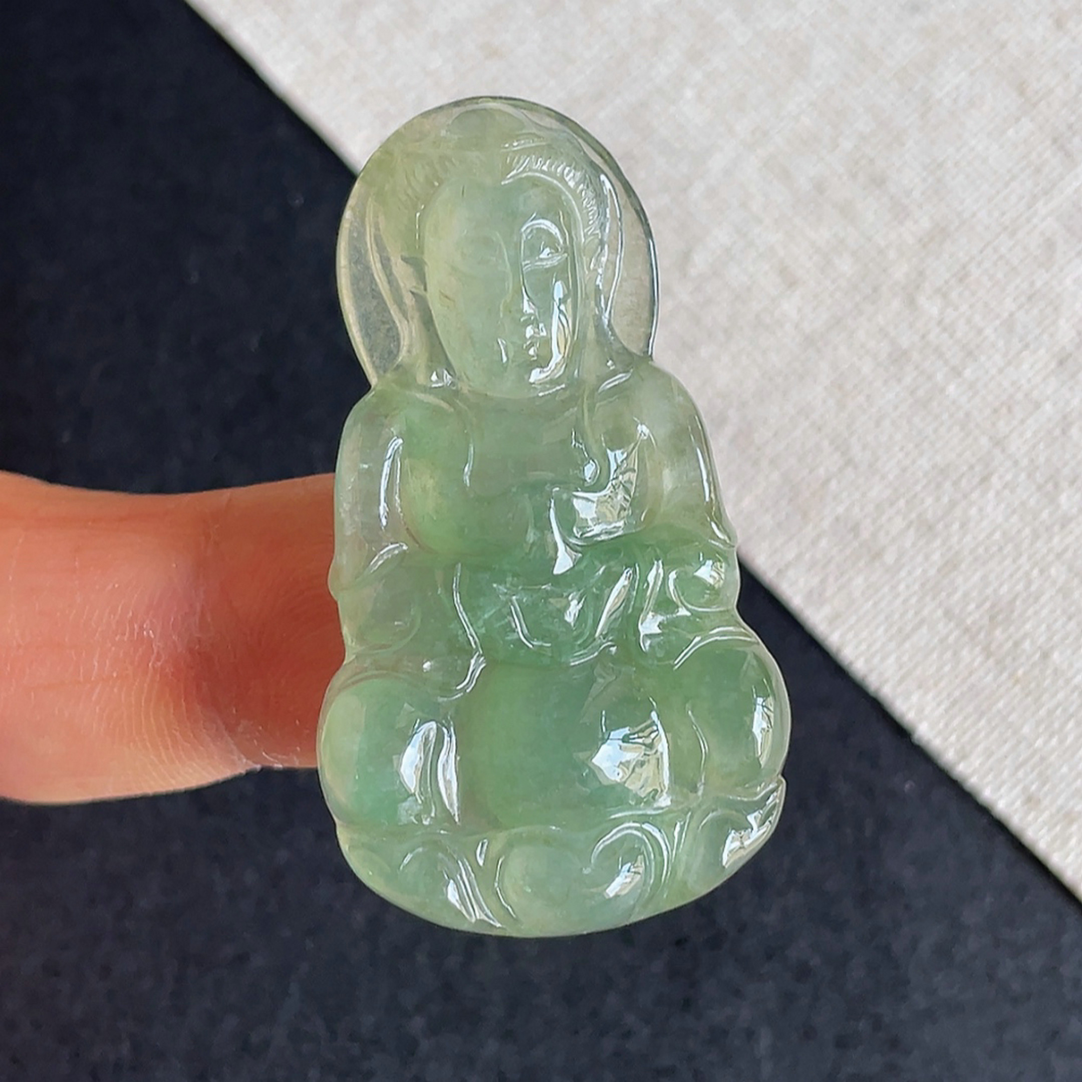 天然翡翠飘阳绿起胶感观音吊坠