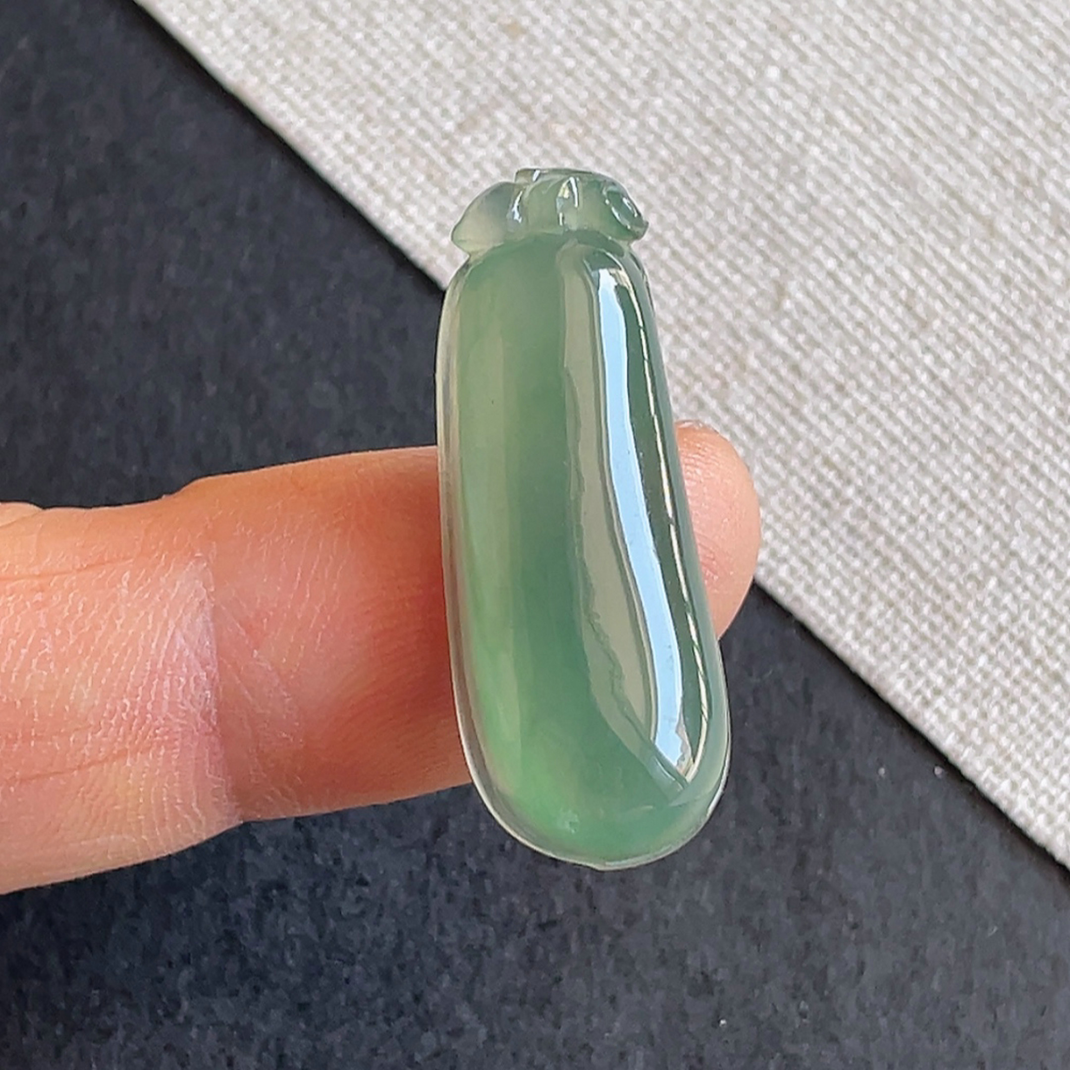 缅甸翡翠a货冰种满绿福瓜吊坠