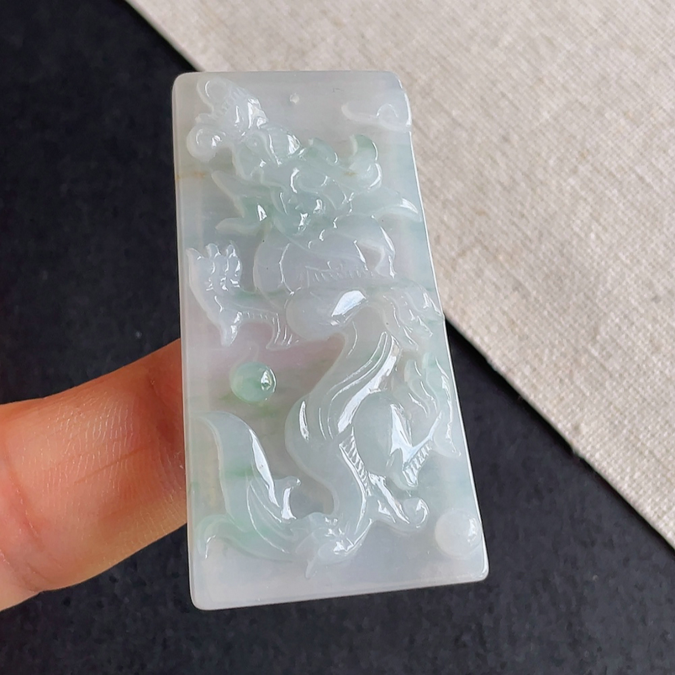 缅甸翡翠a货冰种飘阳绿龙牌吊坠