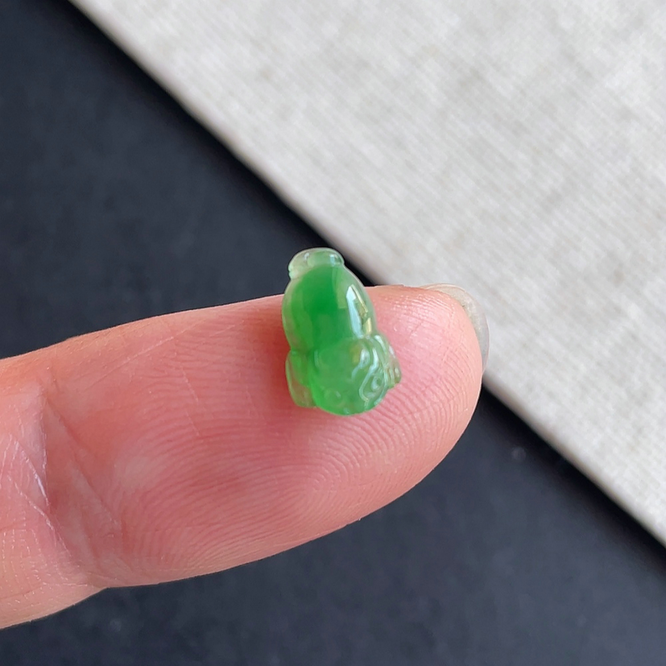 翡翠A货冰种阳绿三脚金蟾戒面