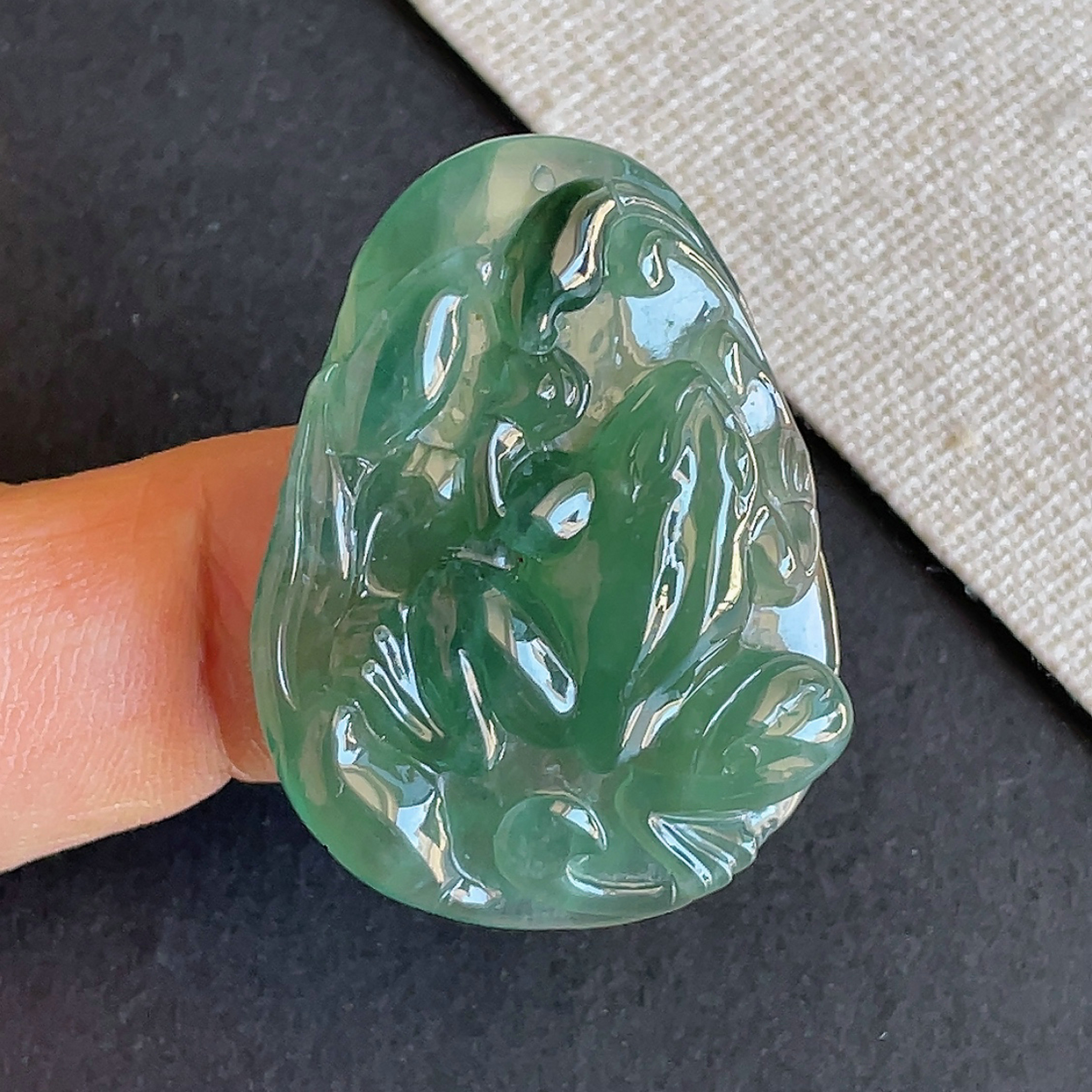 天然翡翠冰种满绿荷叶金蟾吊坠