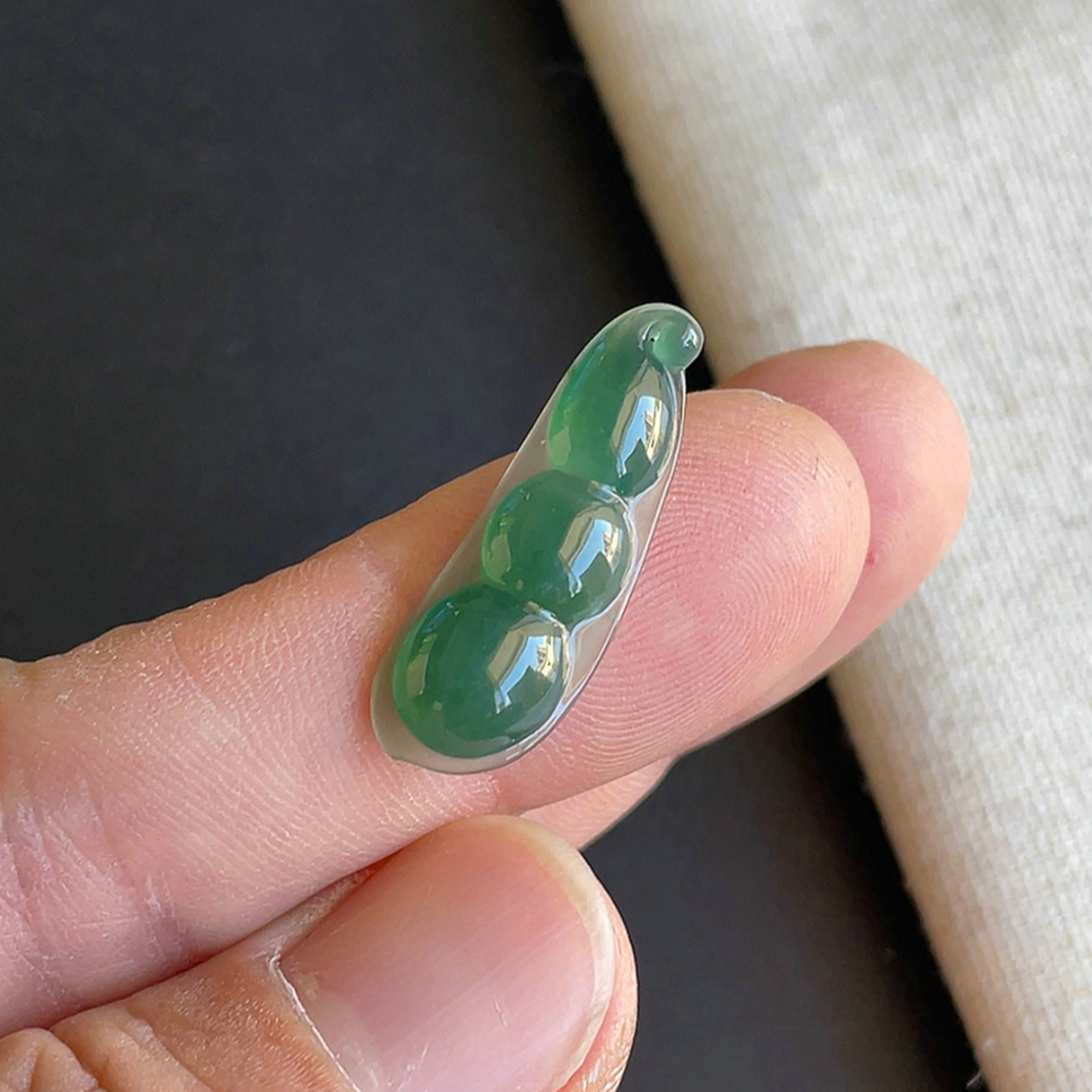 冰种辣绿四季豆吊坠缅甸天然翡翠
