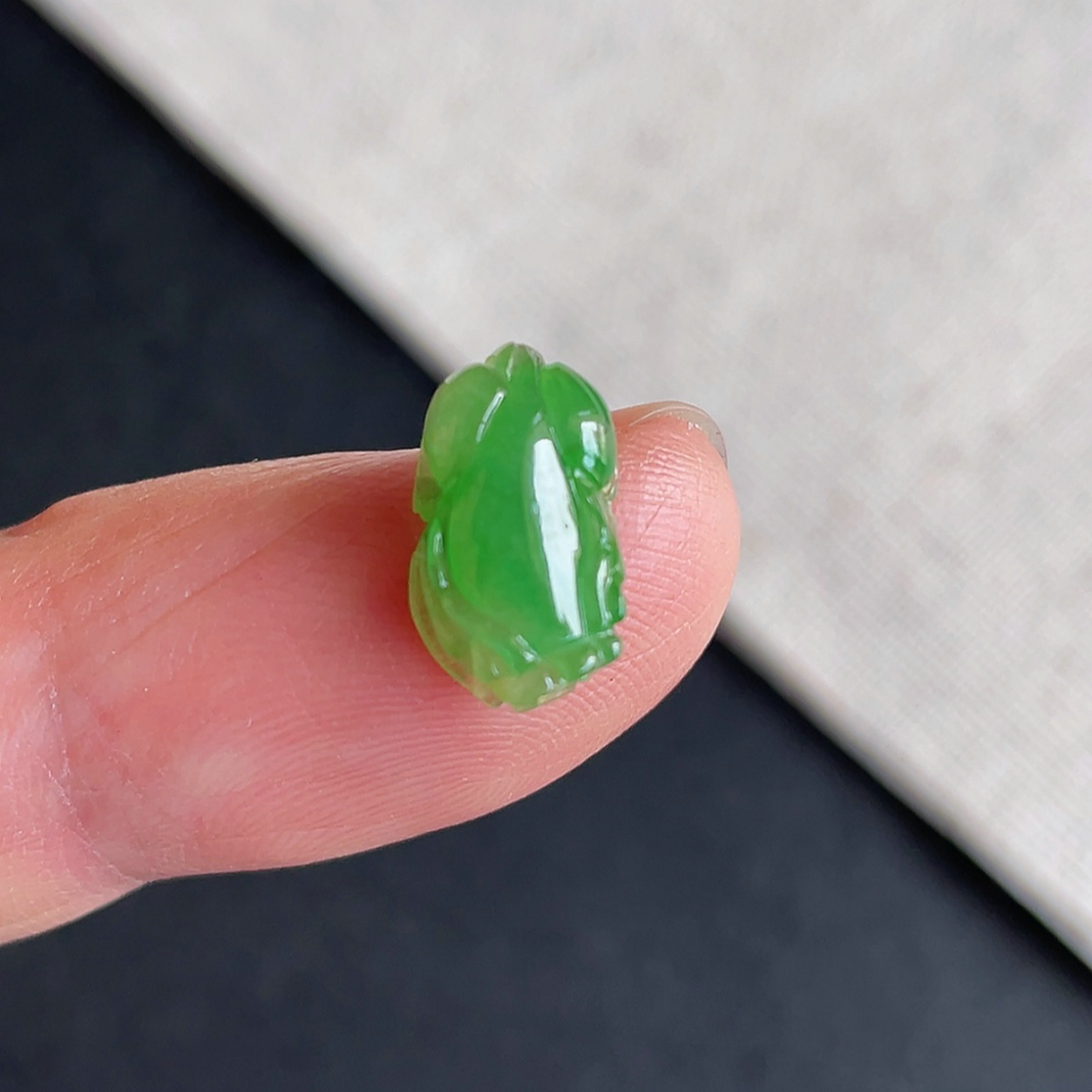 缅甸翡翠冰种阳绿貔貅戒面