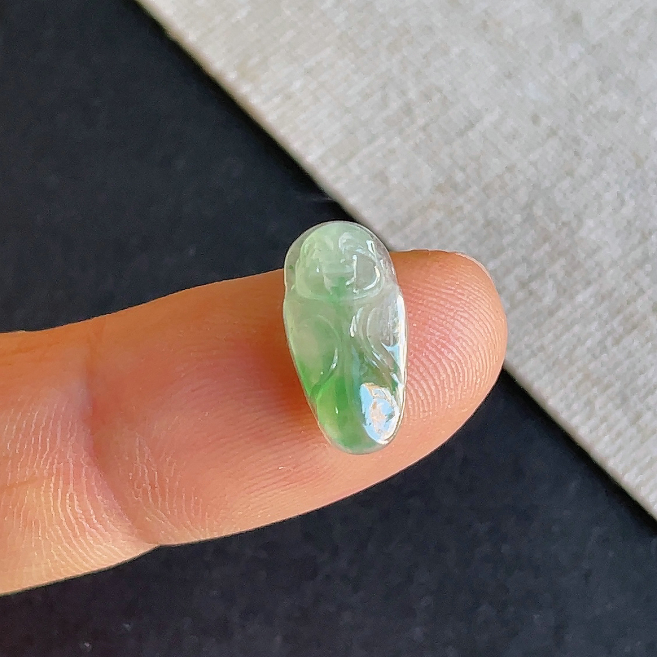 缅甸翡翠冰种飘阳绿小佛公戒面