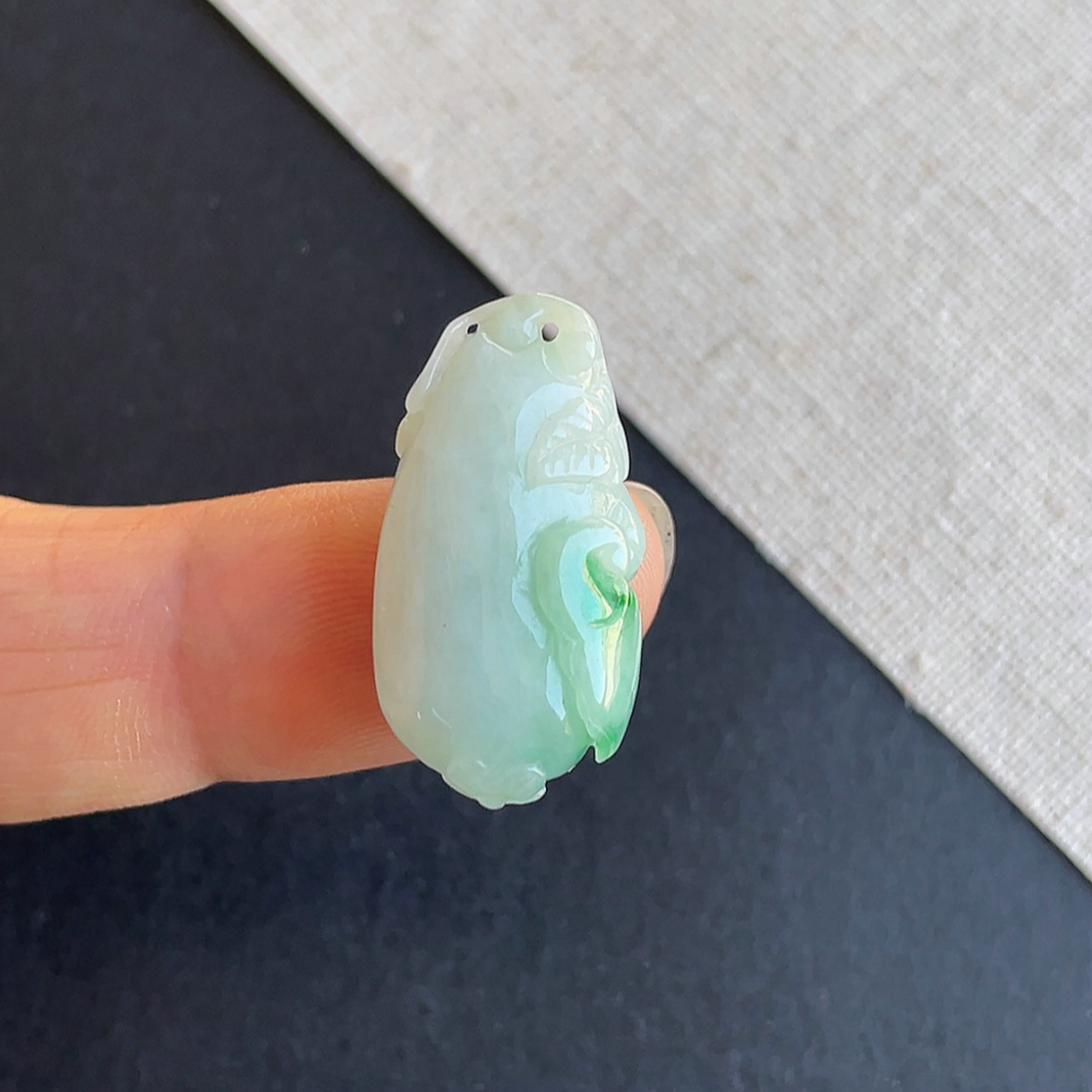 缅甸天然翡翠飘阳绿福瓜吊坠