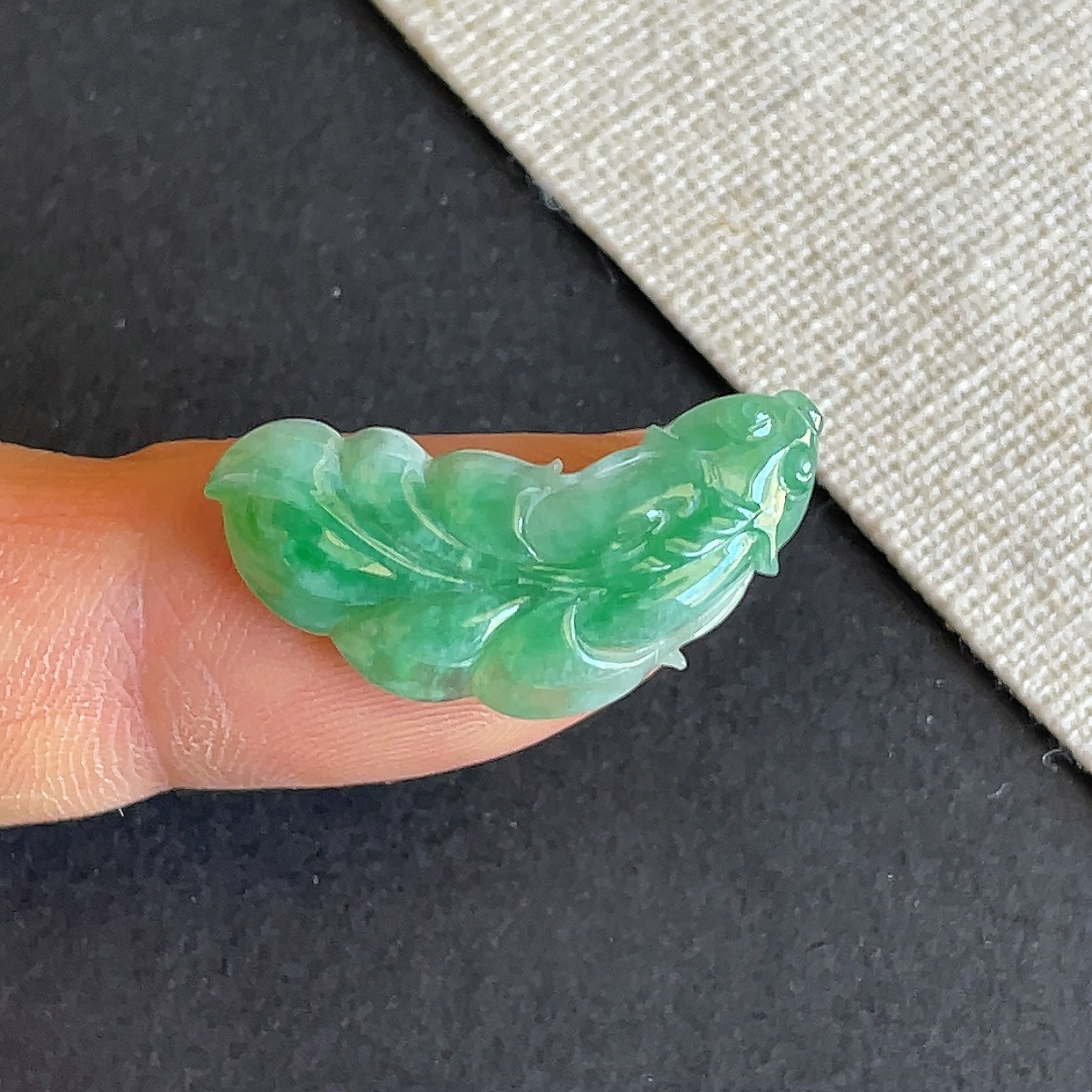 天然缅甸翡翠阳绿翡翠鱼吊坠