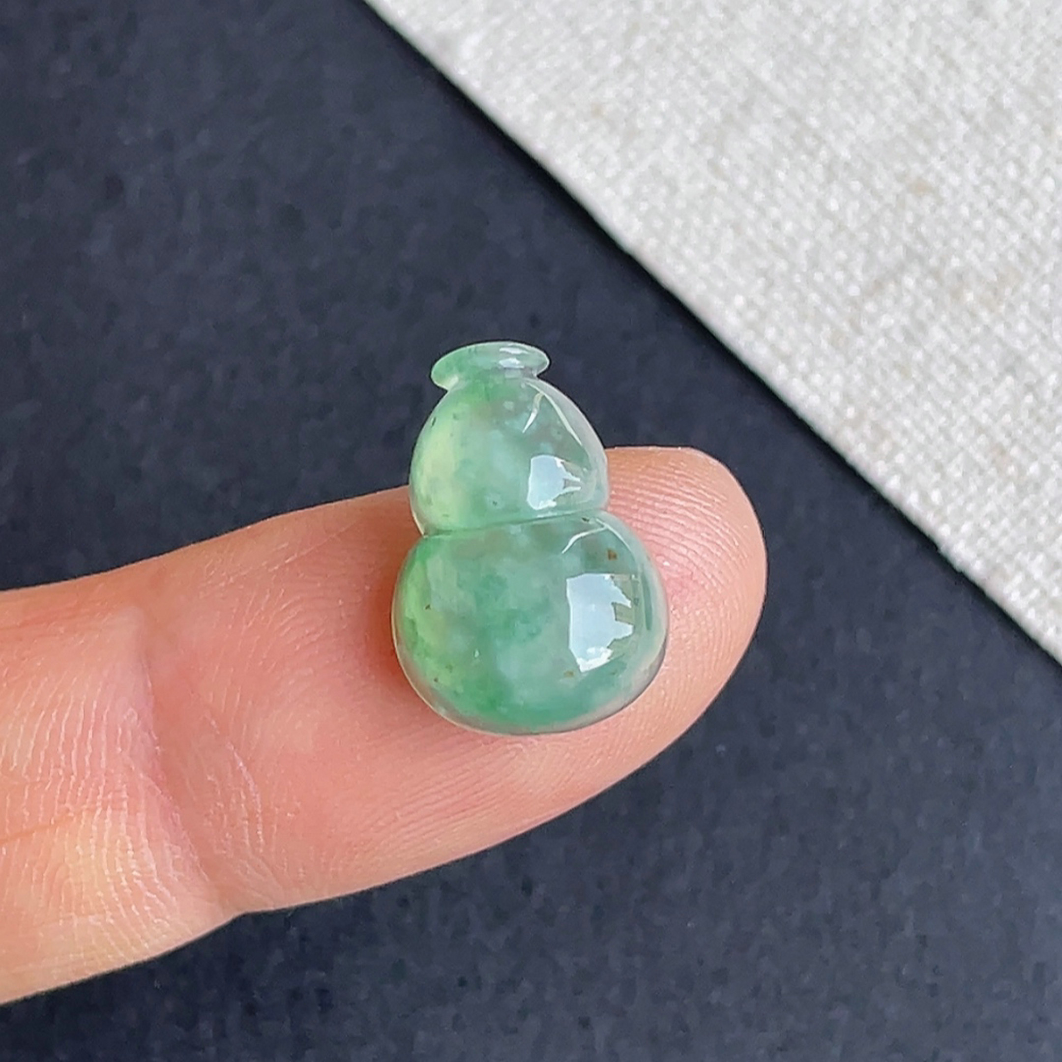 翡翠冰种飘雪花晴水绿葫芦戒面