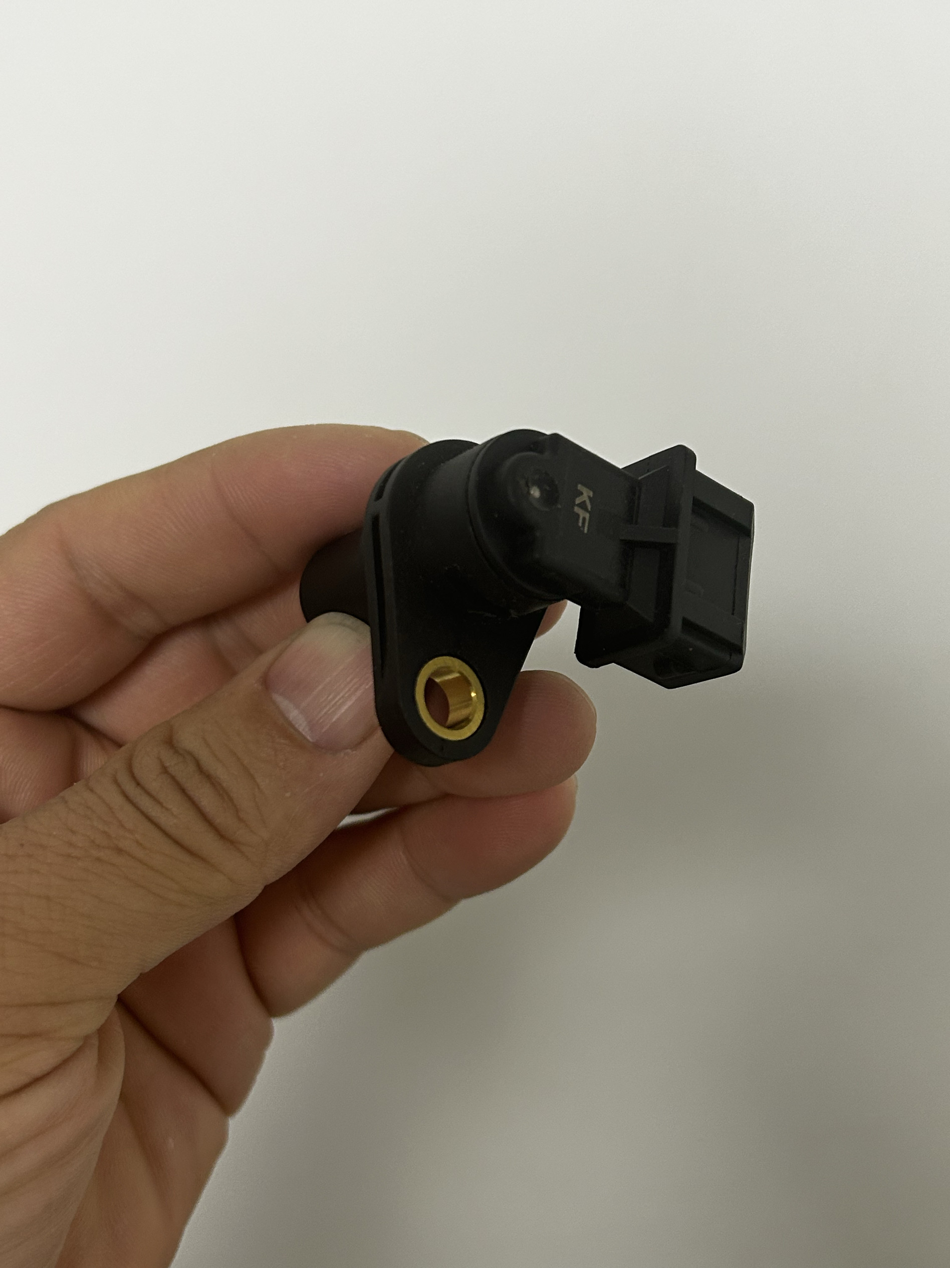 五菱荣光  宏光乐驰凸轮轴位置传感器1.2凸位传感器