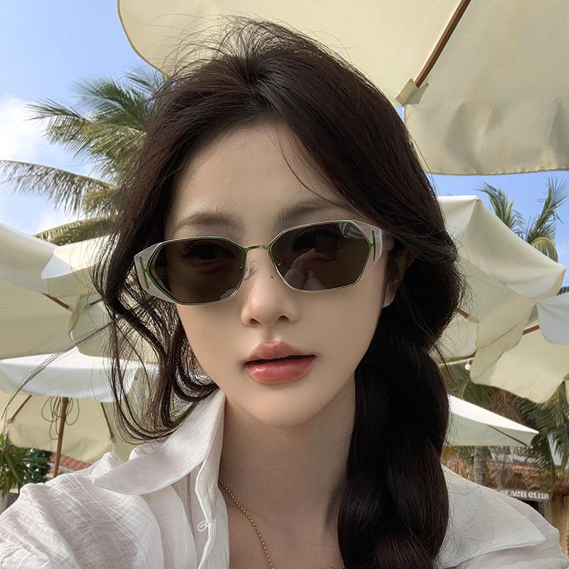2025新款潮流小冰块甜酷墨镜女高级感修饰脸型时髦防紫外线太阳镜