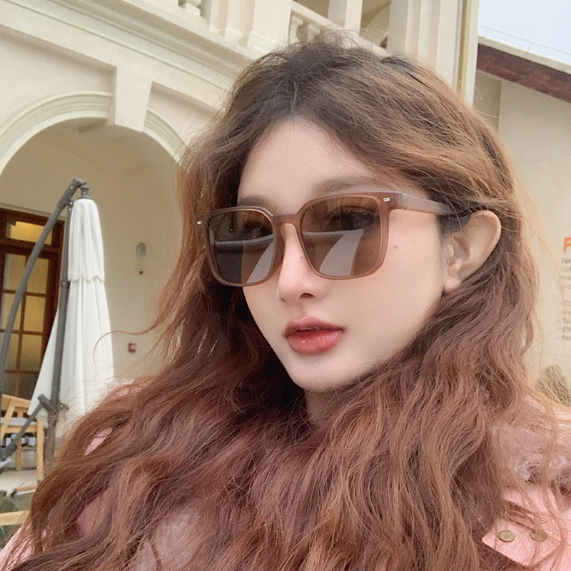 女高级感茶色方形偏光显脸小墨镜